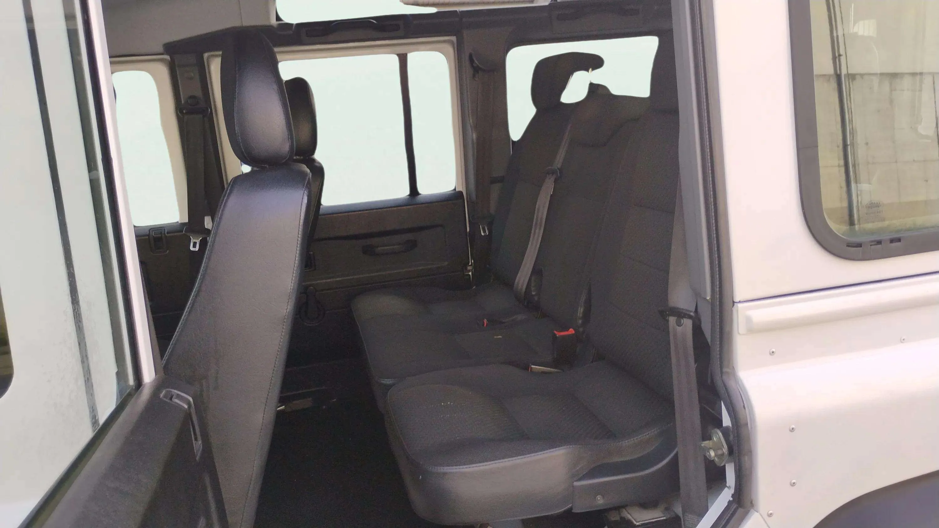 Land Rover Defender 110 SW E - foto 15