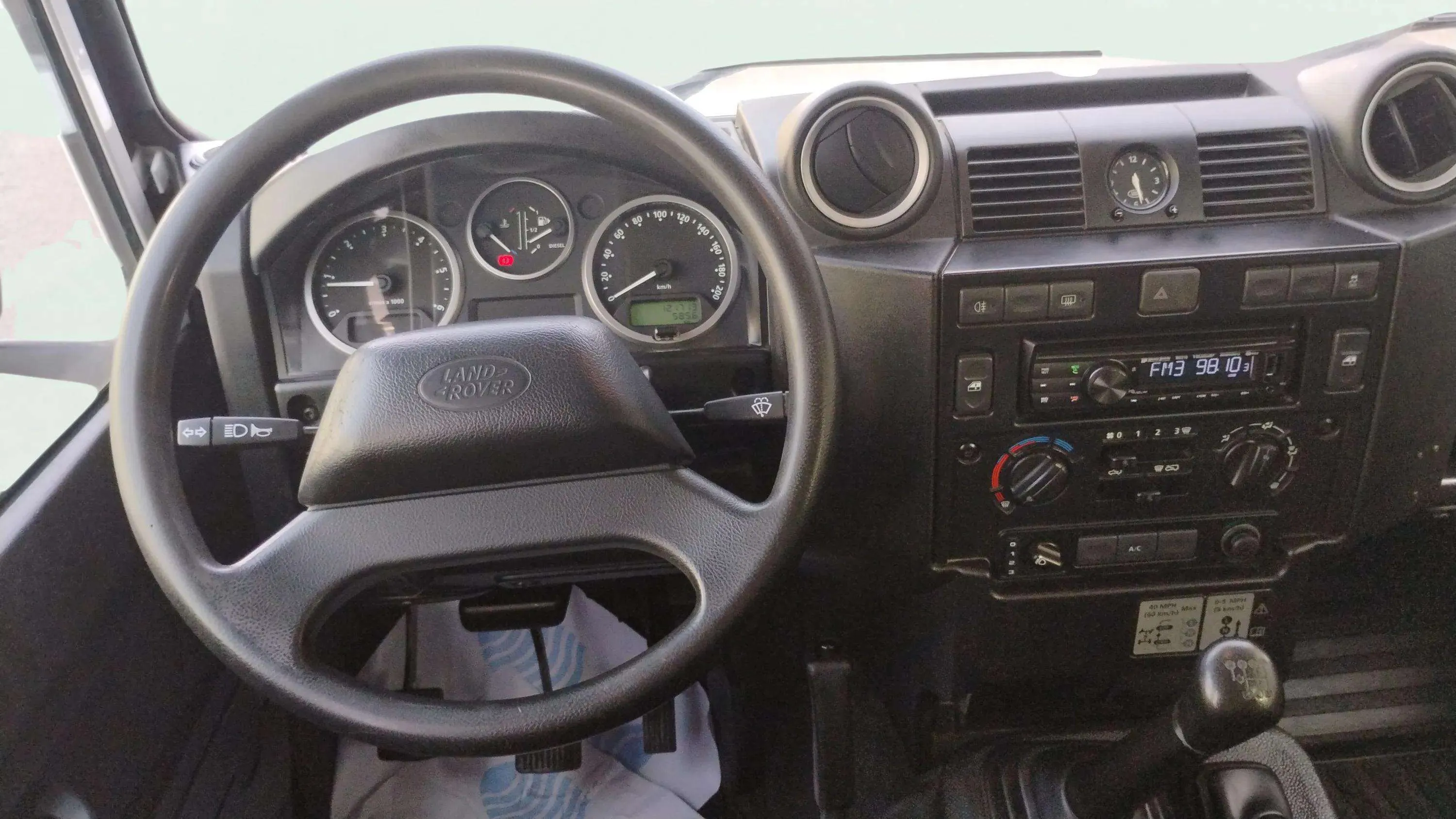 Land Rover Defender 110 SW E - foto 9