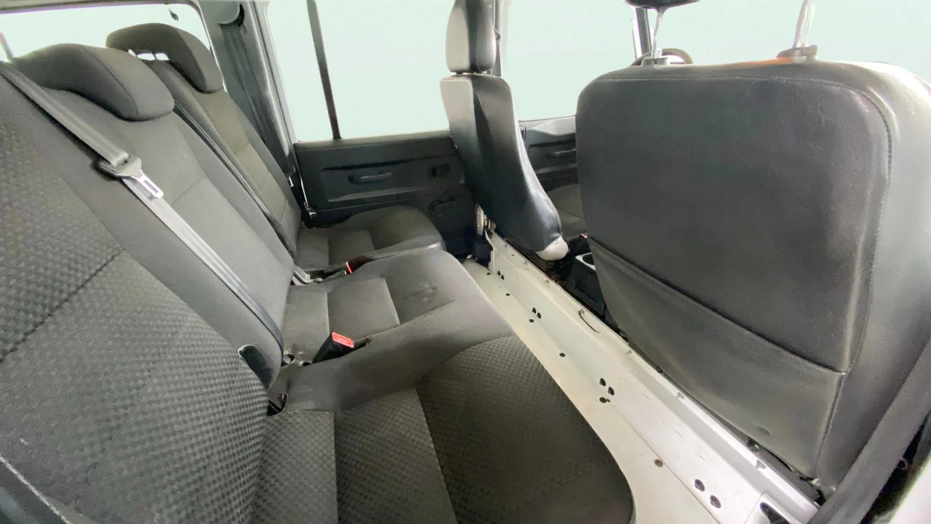 Land Rover Defender 110 SW E - foto 14