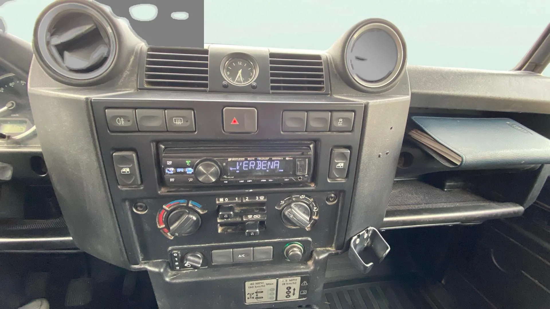 Land Rover Defender 110 SW E - foto 11