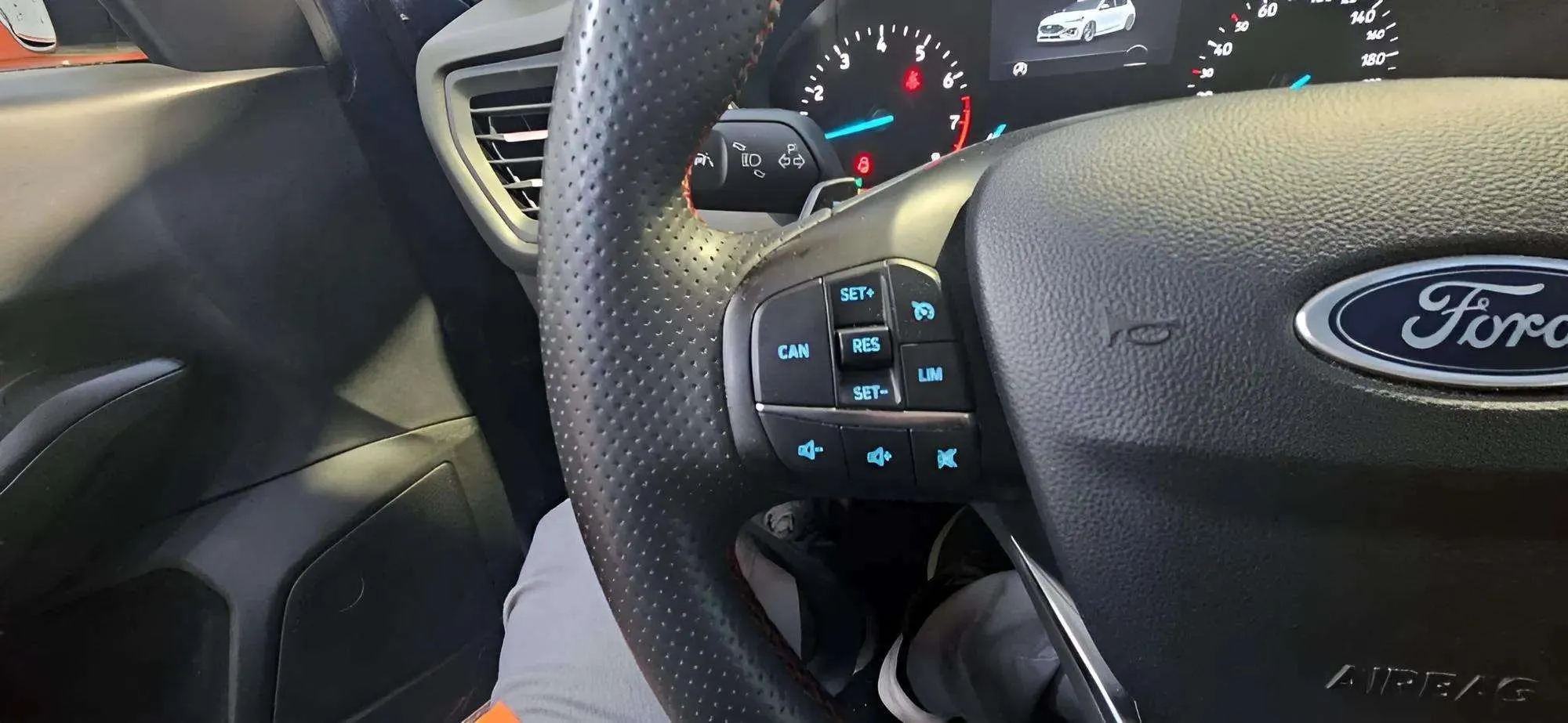 Ford Focus 1.0 EcoBoost MHEV ST-Line - foto 14