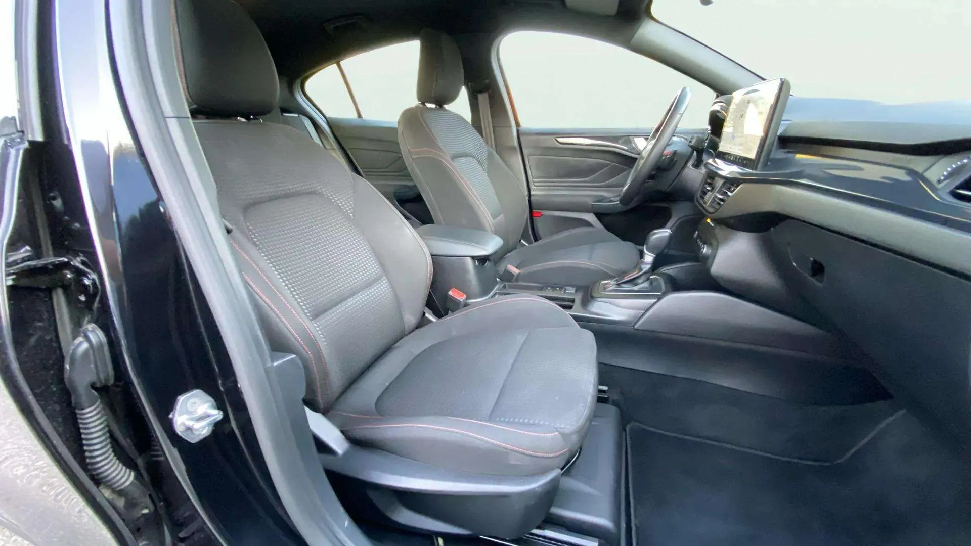 Ford Focus 1.0 EcoBoost MHEV ST-Line - foto 10