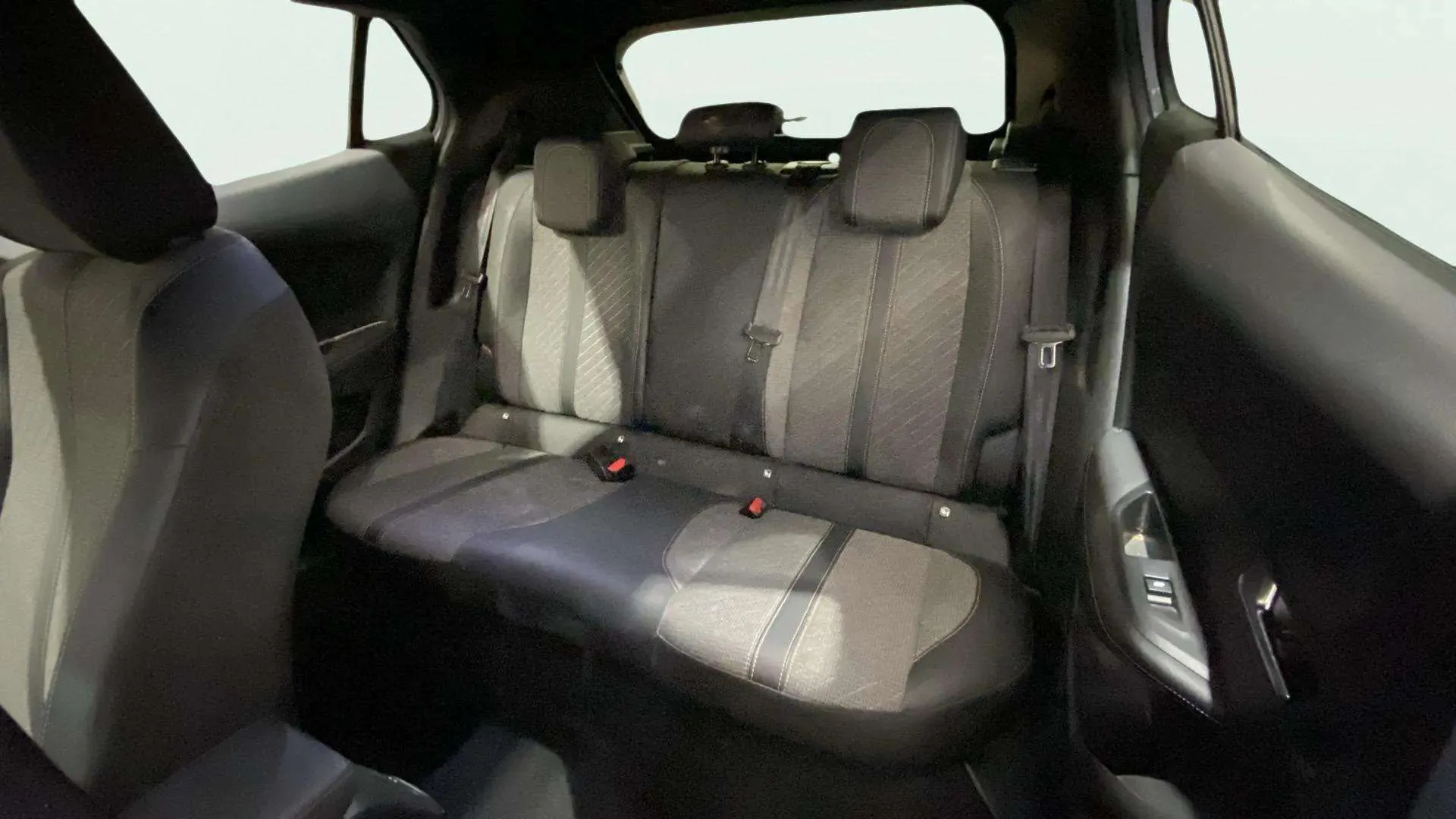 Peugeot 2008 Allure PureTech 130 EAT8 - foto 12