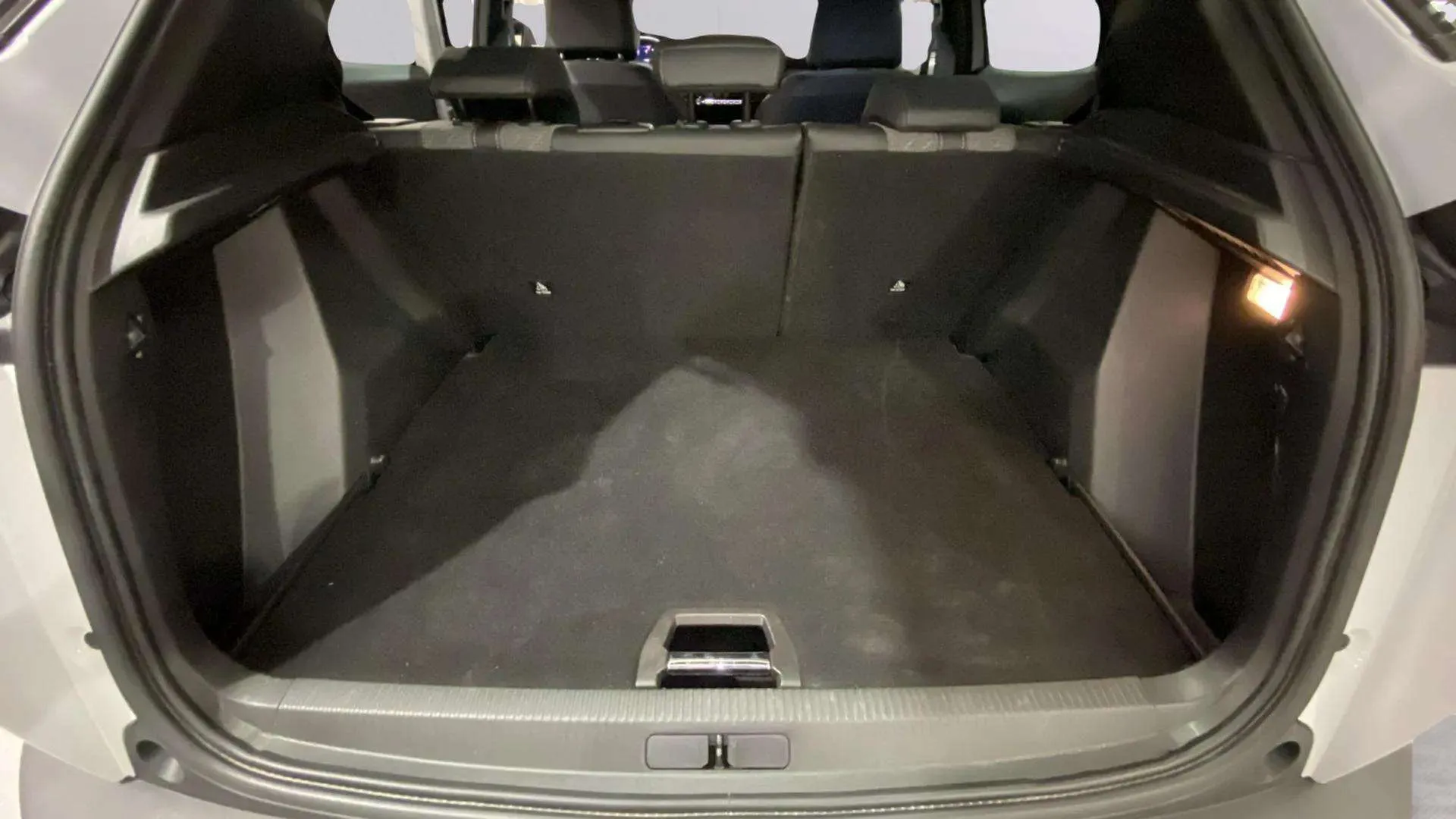 Peugeot 2008 Allure PureTech 130 EAT8 - foto 9