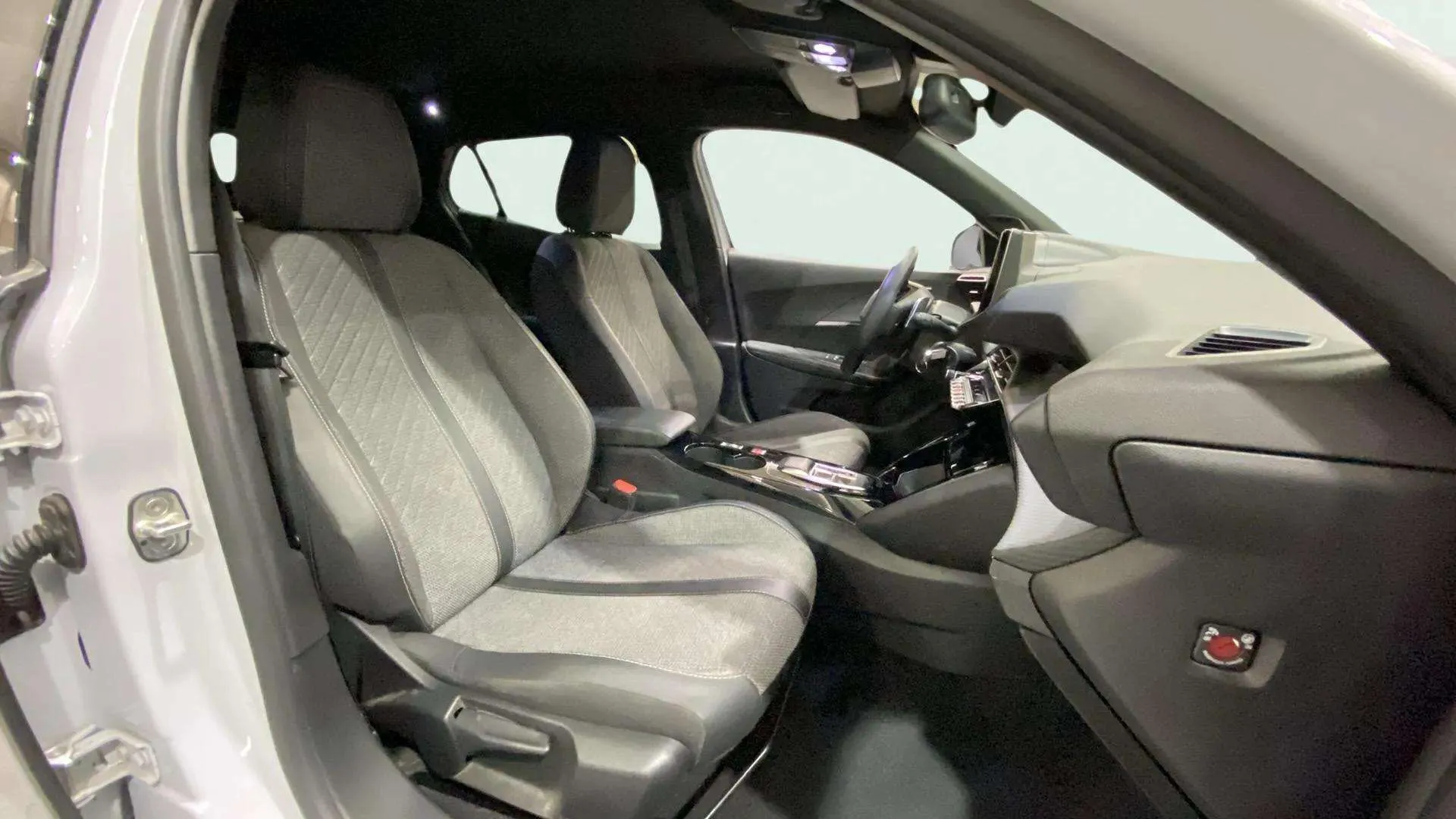 Peugeot 2008 Allure PureTech 130 EAT8 - foto 11