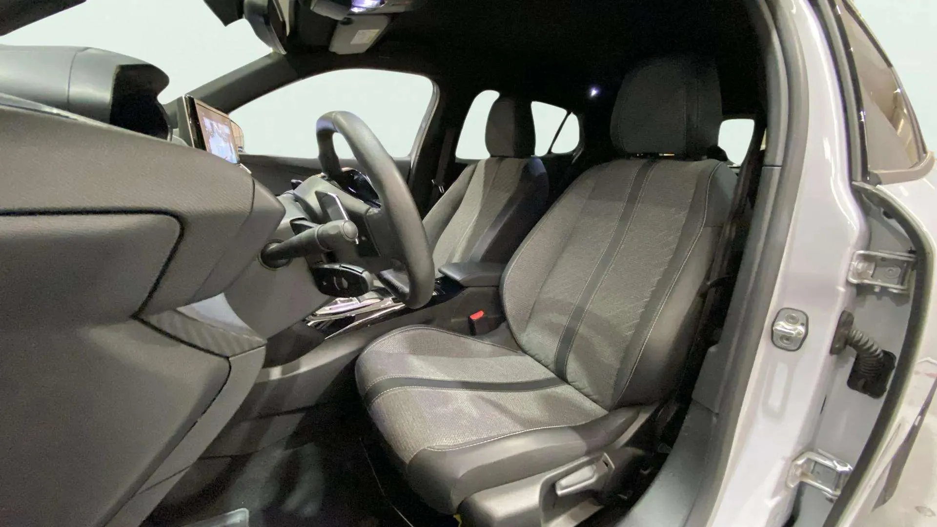 Peugeot 2008 Allure PureTech 130 EAT8 - foto 10