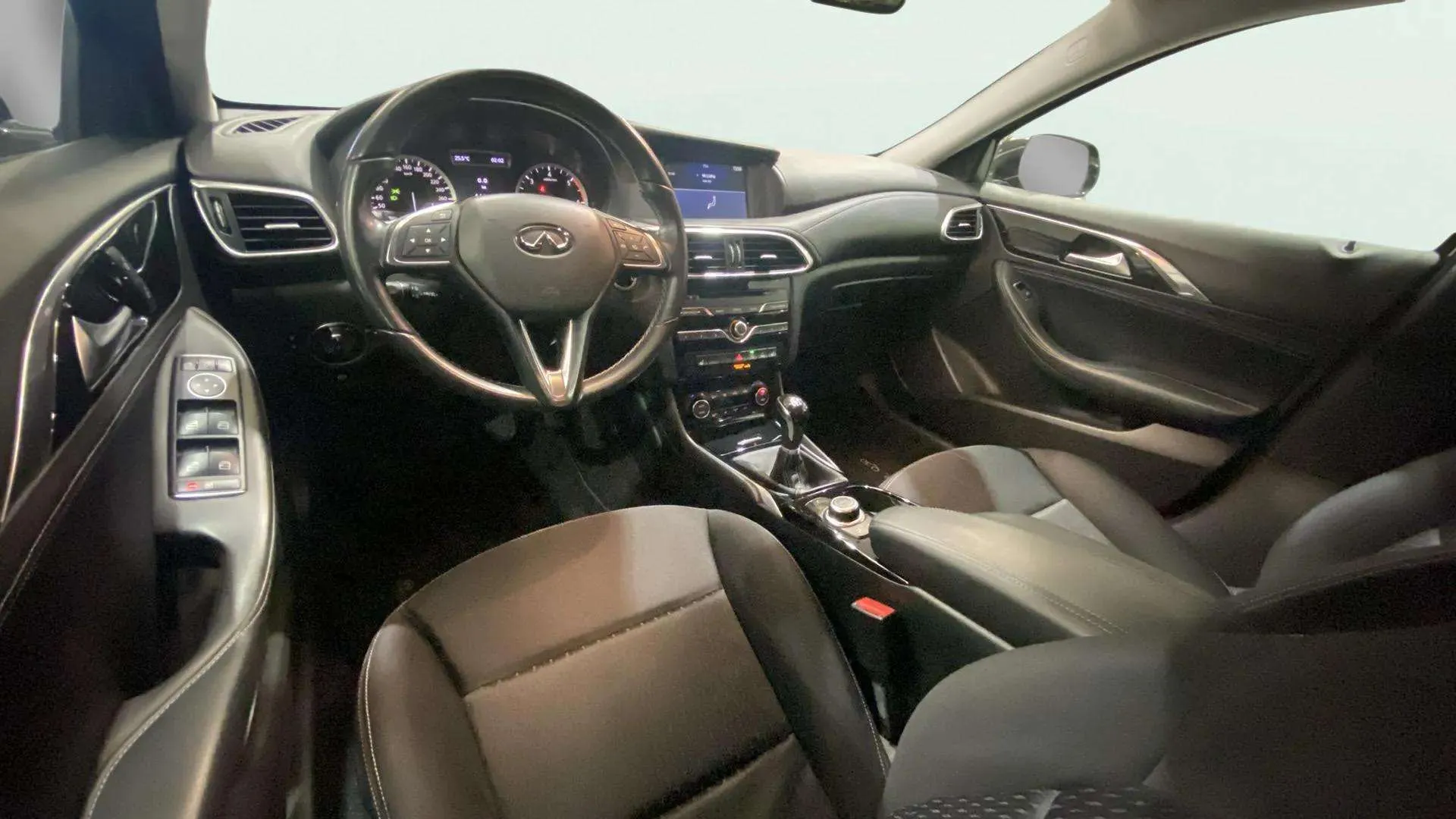 Infiniti Q30 1.5D Premium - foto 23