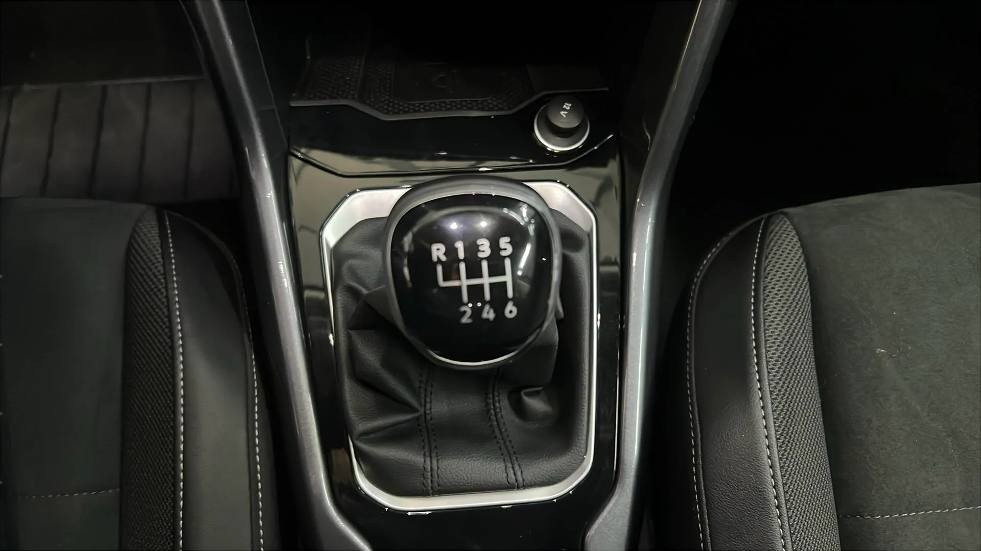 Volkswagen T-Roc 1.0 TSI - foto 17