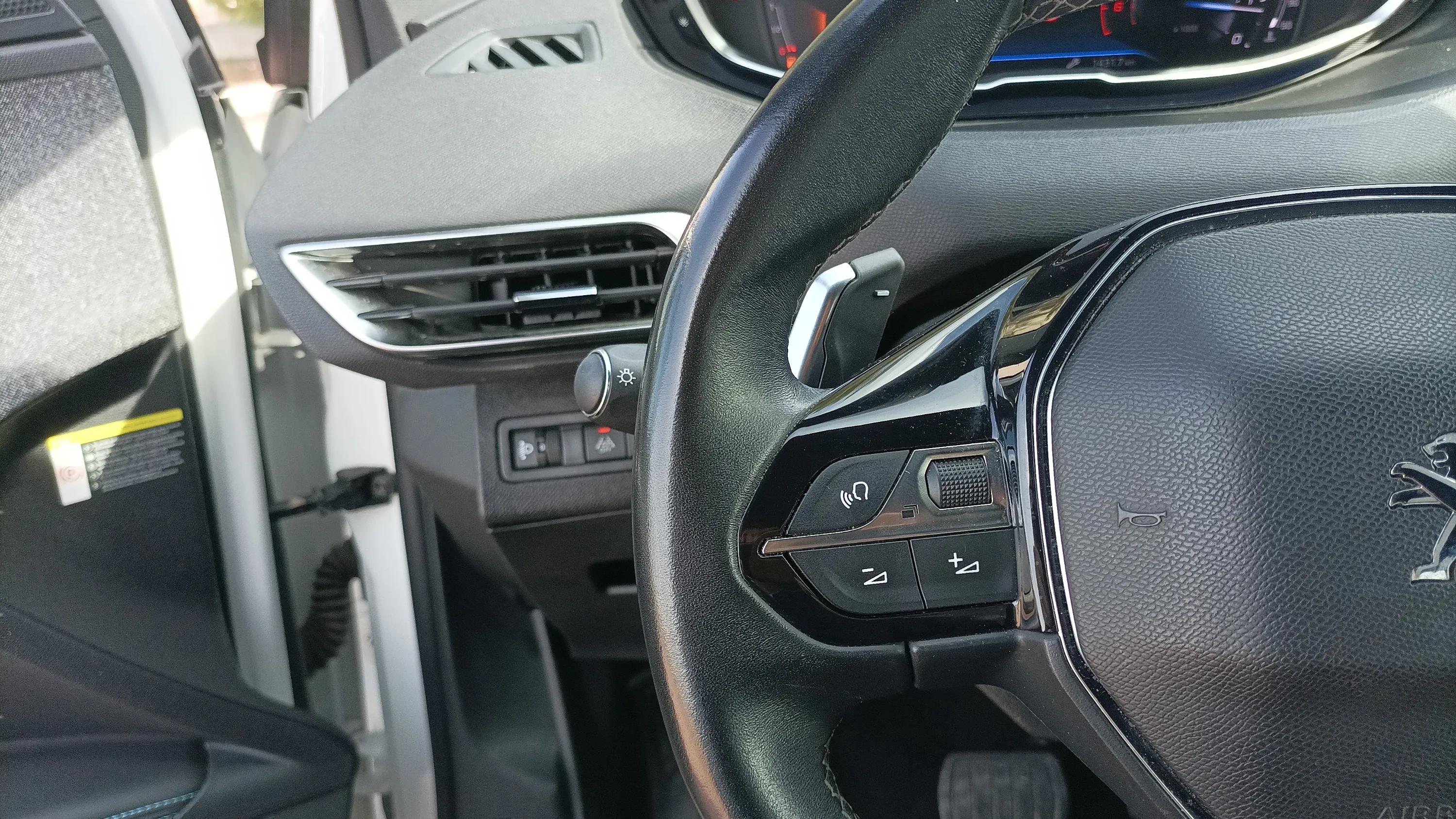 Peugeot 5008 1.5 BlueHDi Allure Pack EAT8 - foto 20