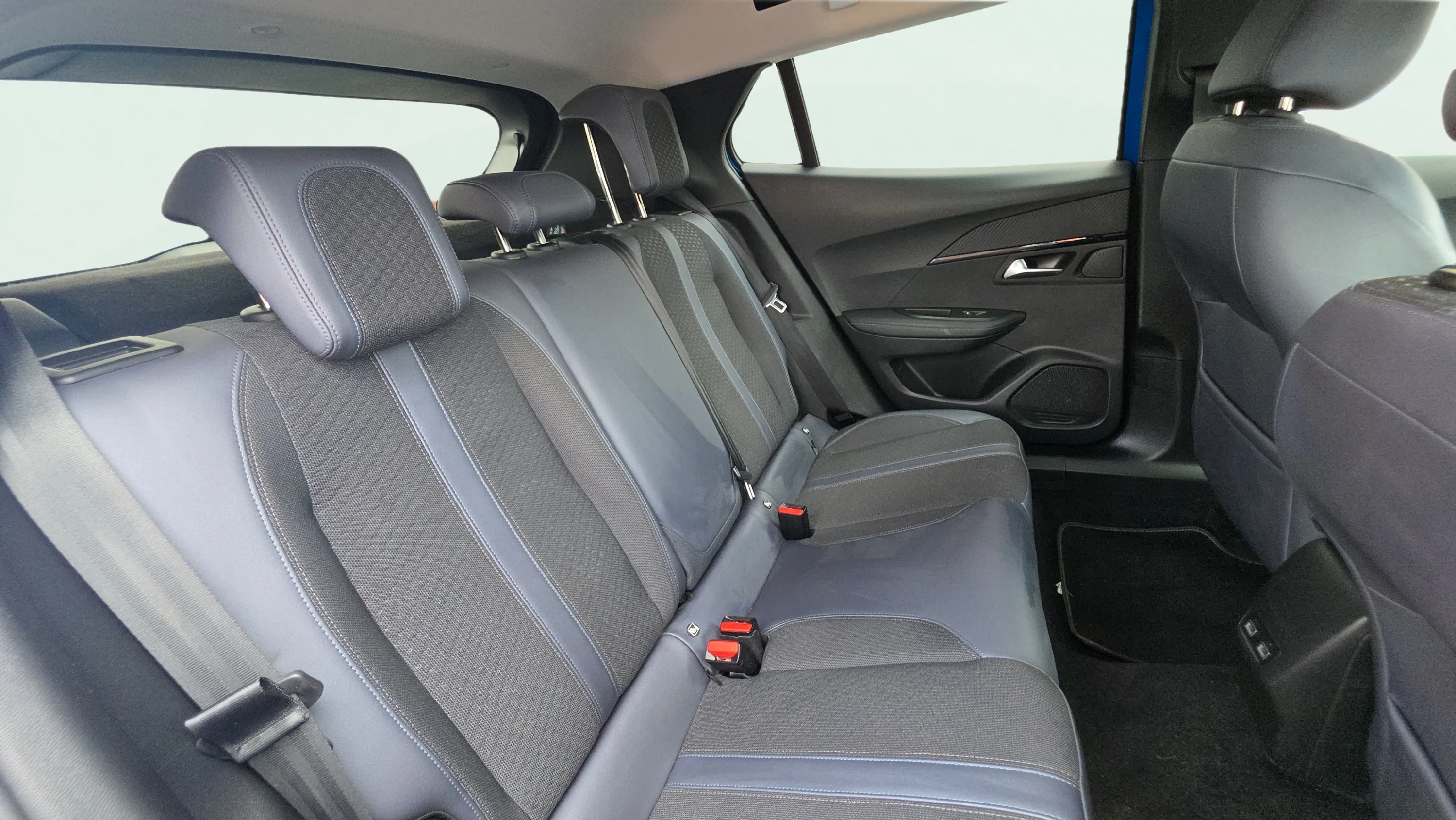 Peugeot 2008 Allure Pack PureTech 130 BVM6 - foto 21