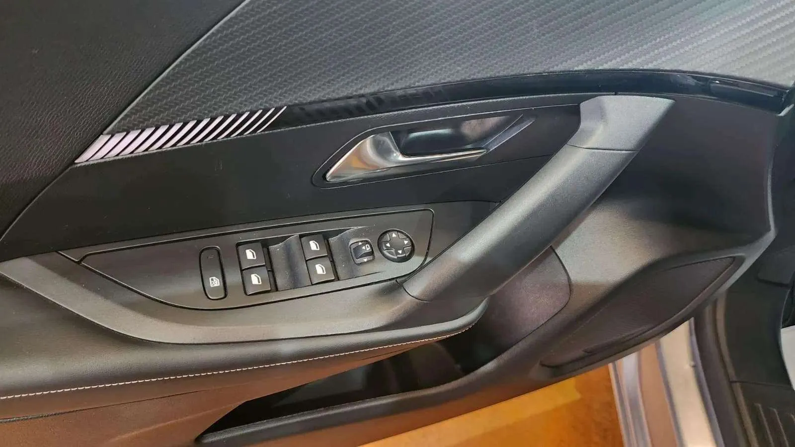 Peugeot 2008 Allure PureTech 130 EAT8 - foto 16