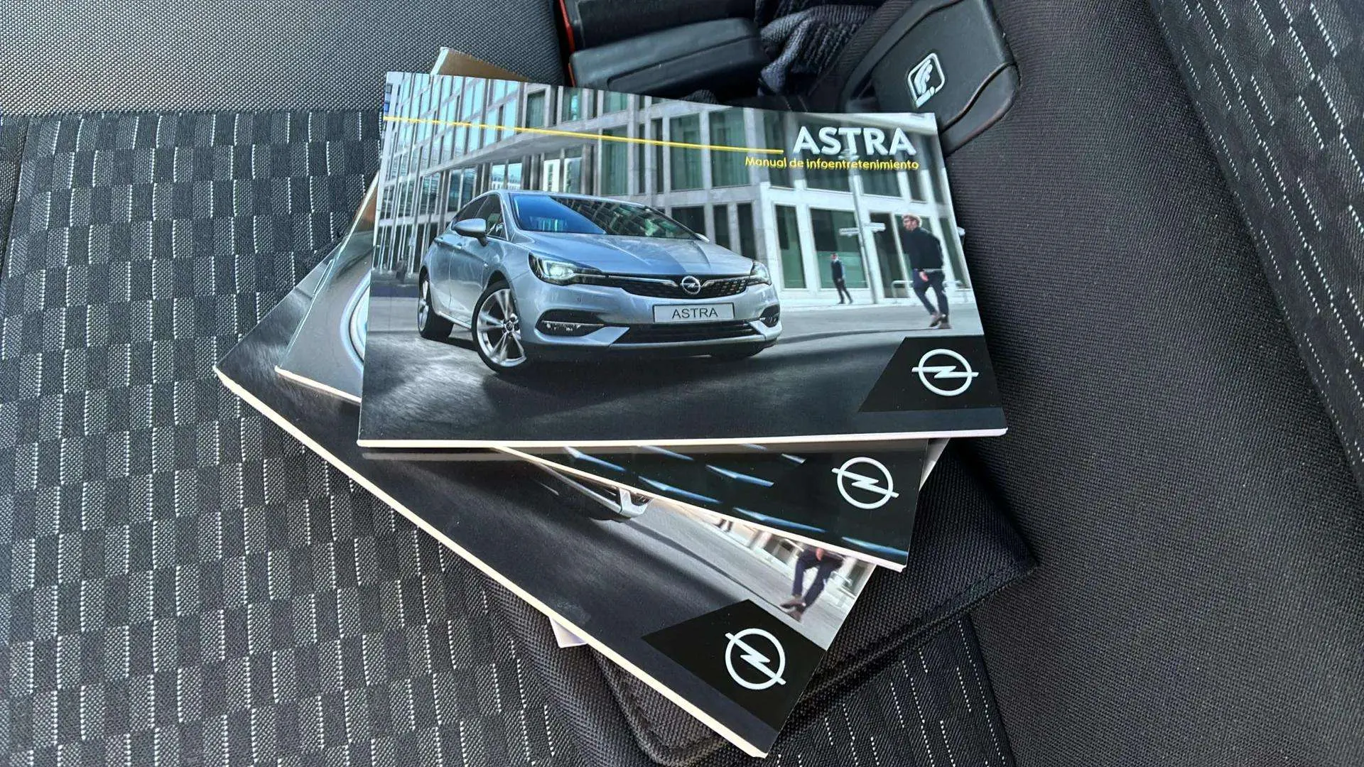 Opel Astra 1.2T SHT Business Elegance - foto 24