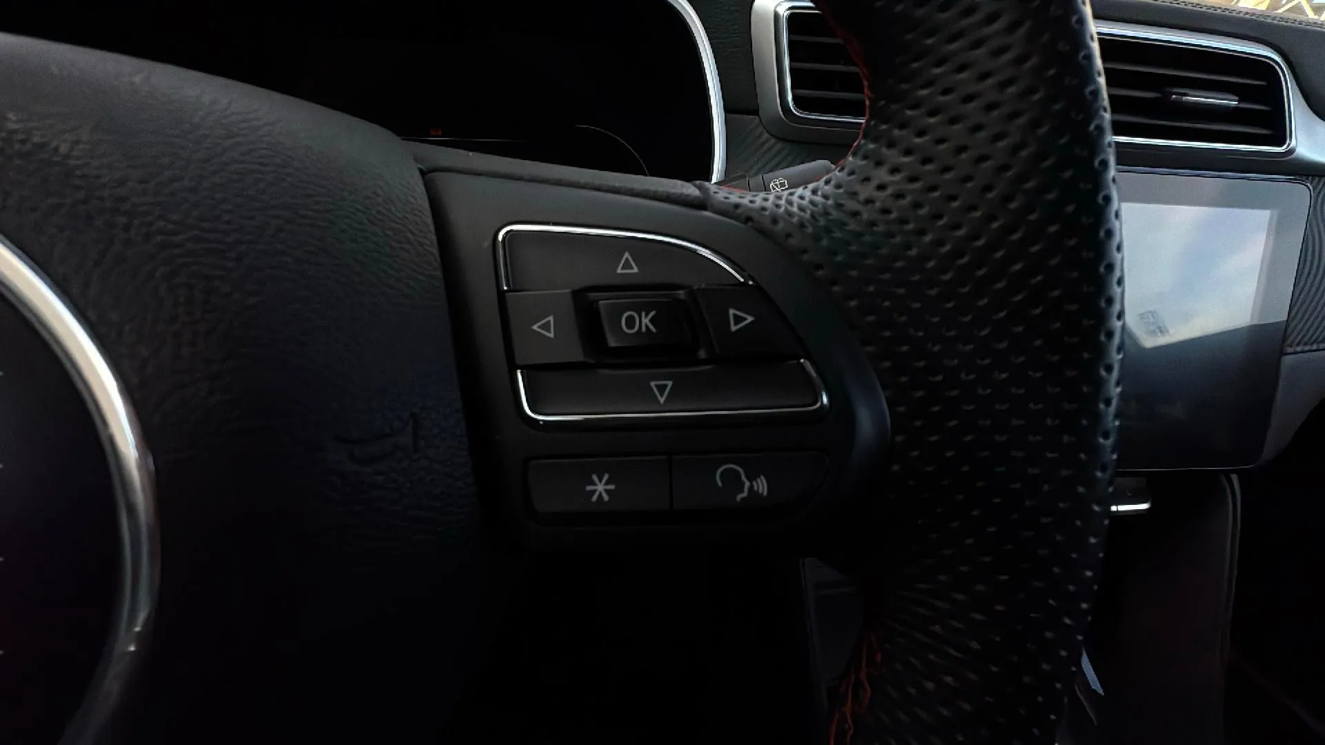 MG ZS 1.5 Luxury - foto 16