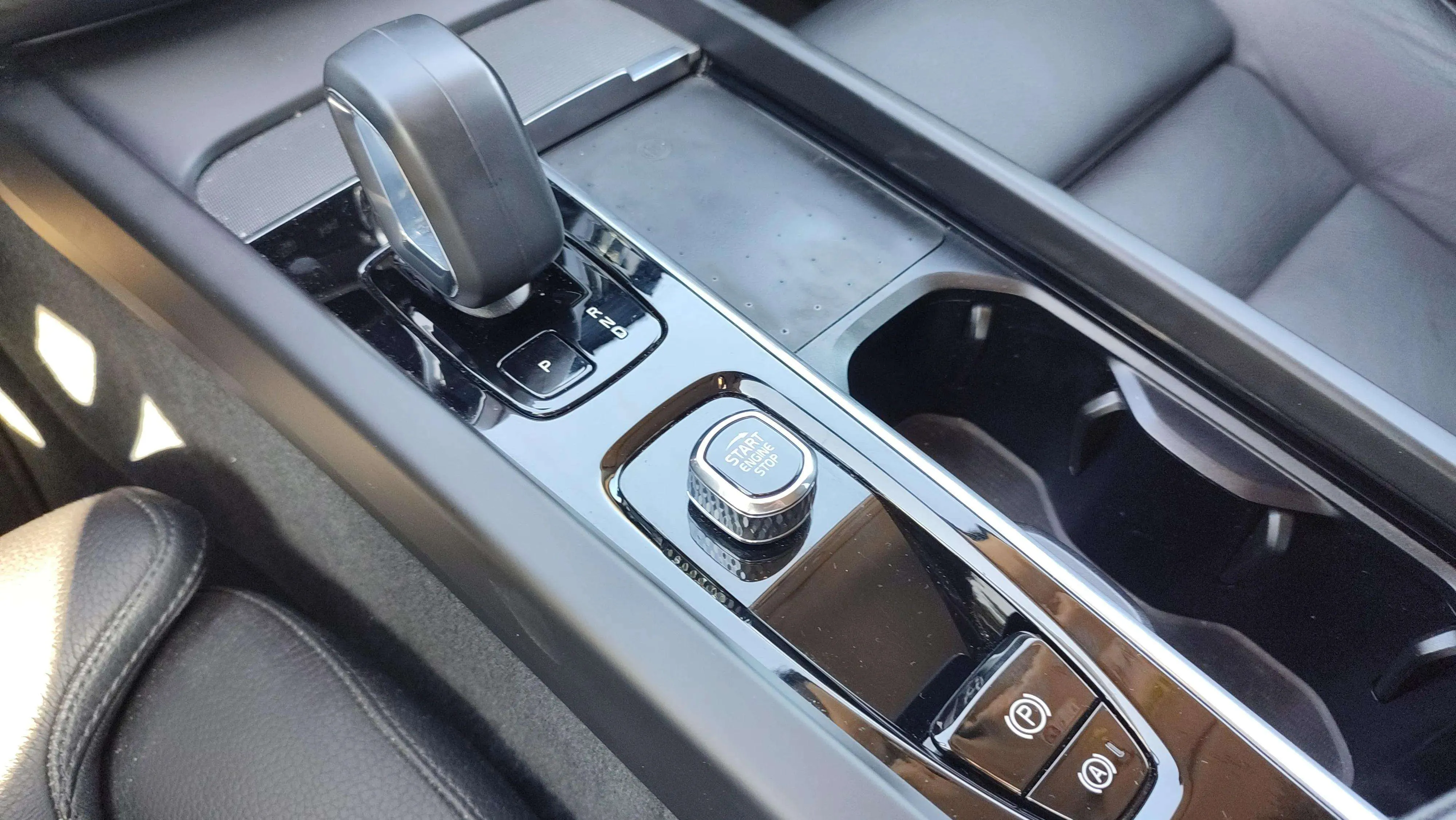 Volvo XC60 2.0 B4 D Plus Dark - foto 18