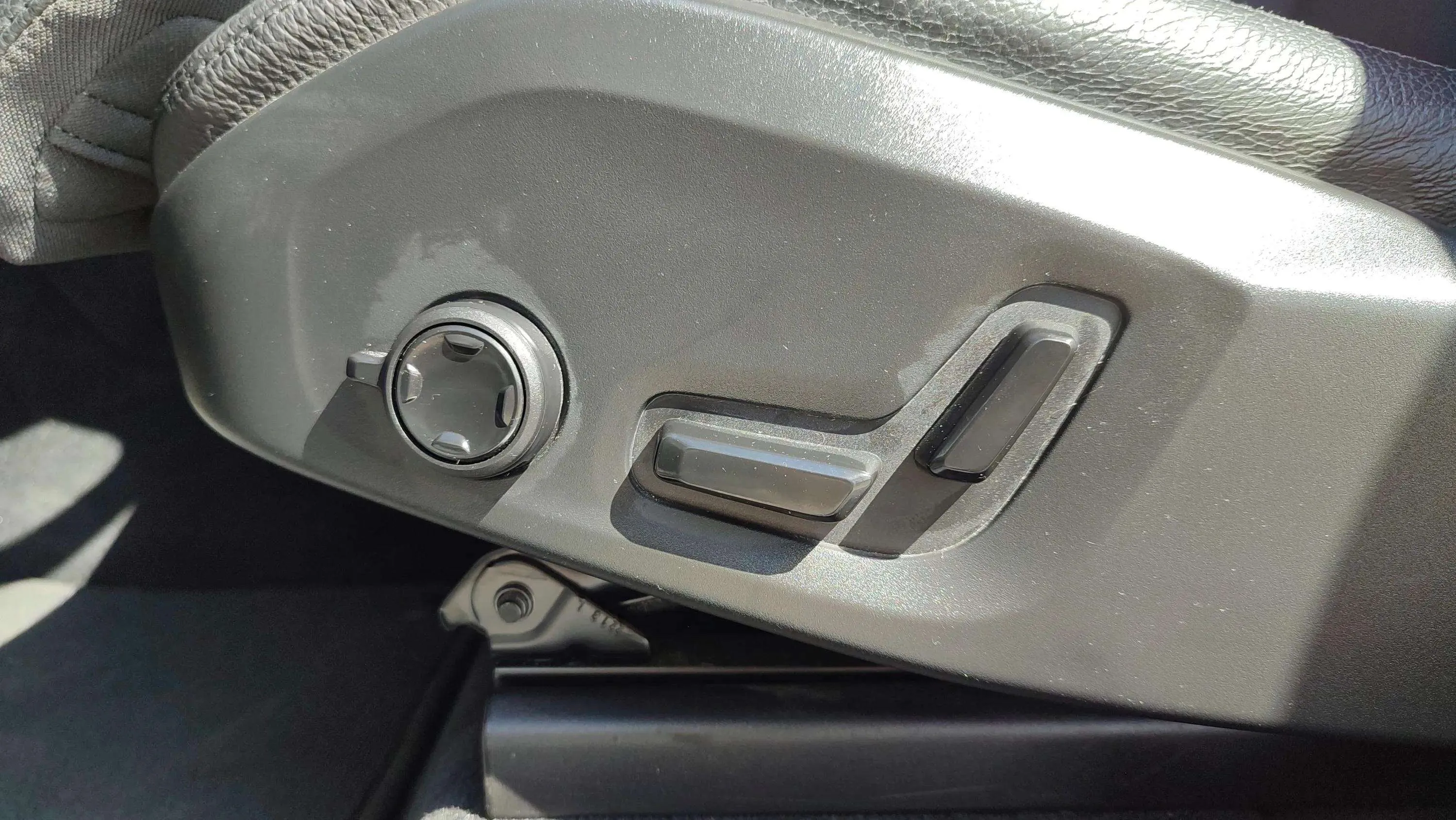 Volvo XC60 2.0 B4 D Plus Dark - foto 19