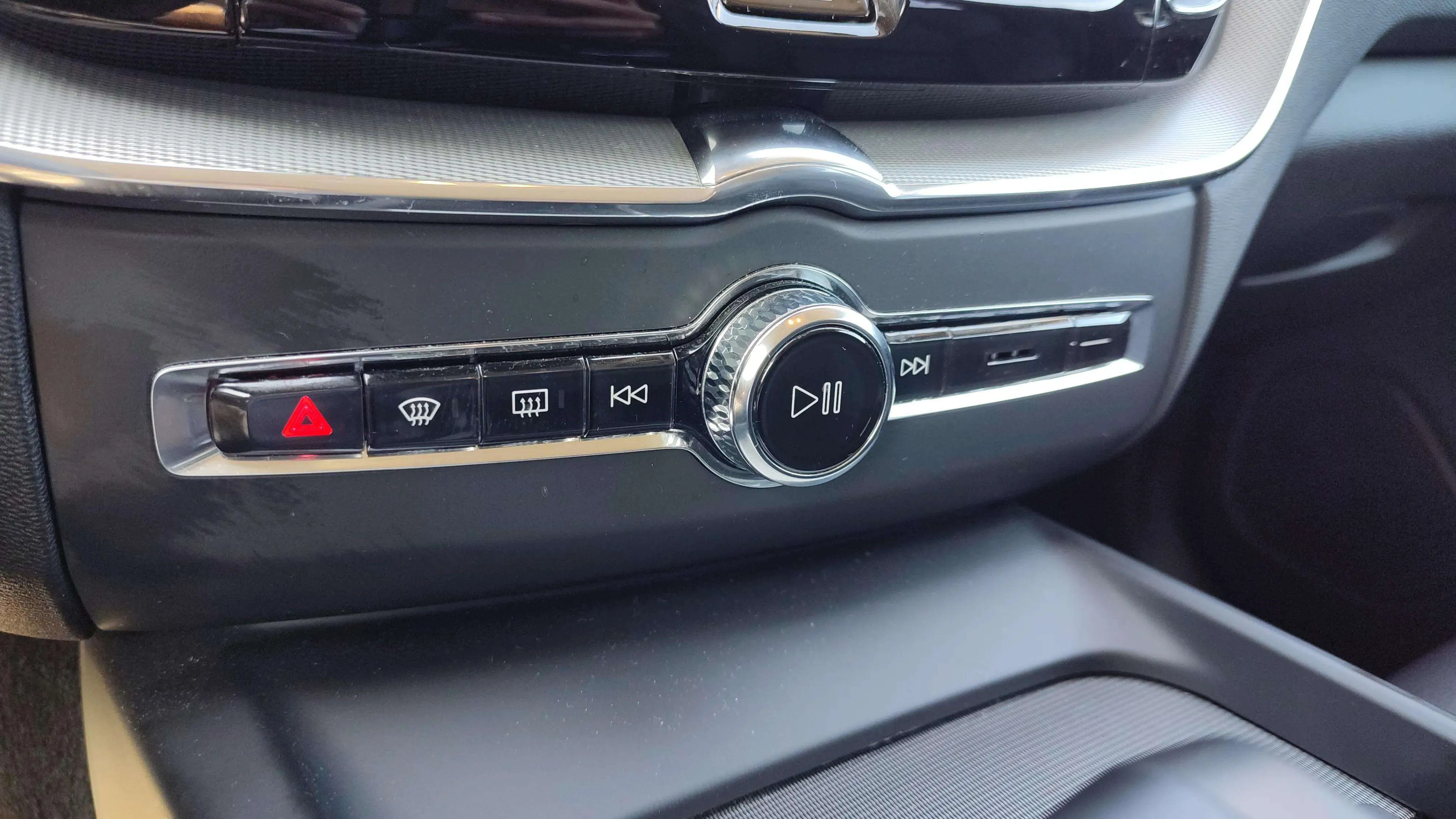 Volvo XC60 2.0 B4 D Plus Dark - foto 17
