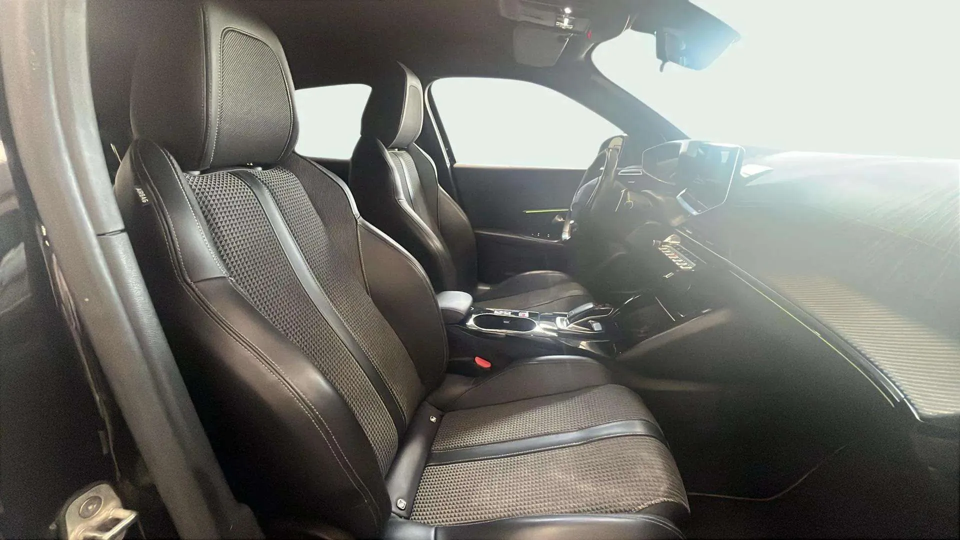 Peugeot 2008 GT Pack PureTech 130 EAT8 - foto 12