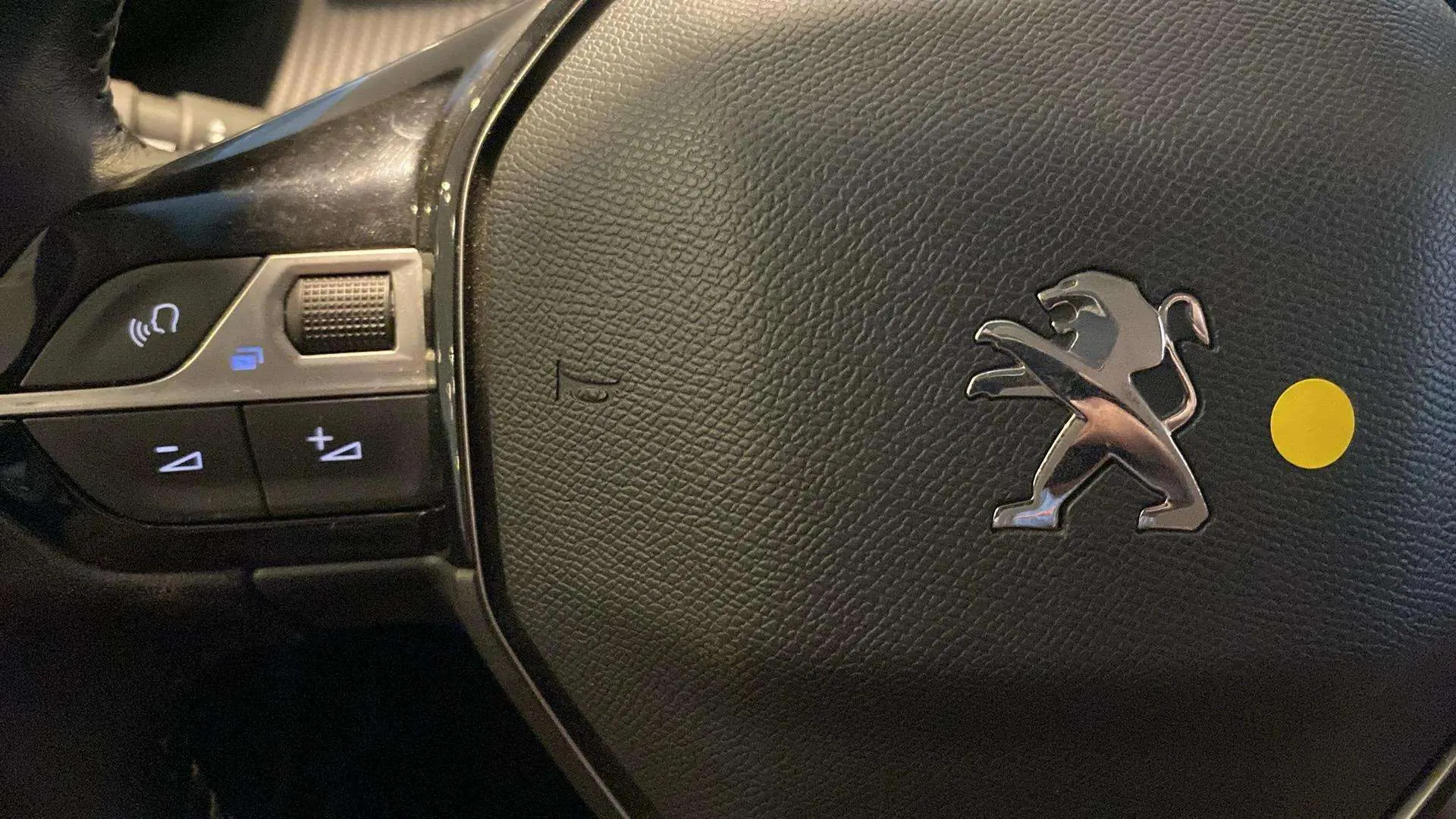 Peugeot 2008 Allure PureTech 100 BVM6 - foto 11