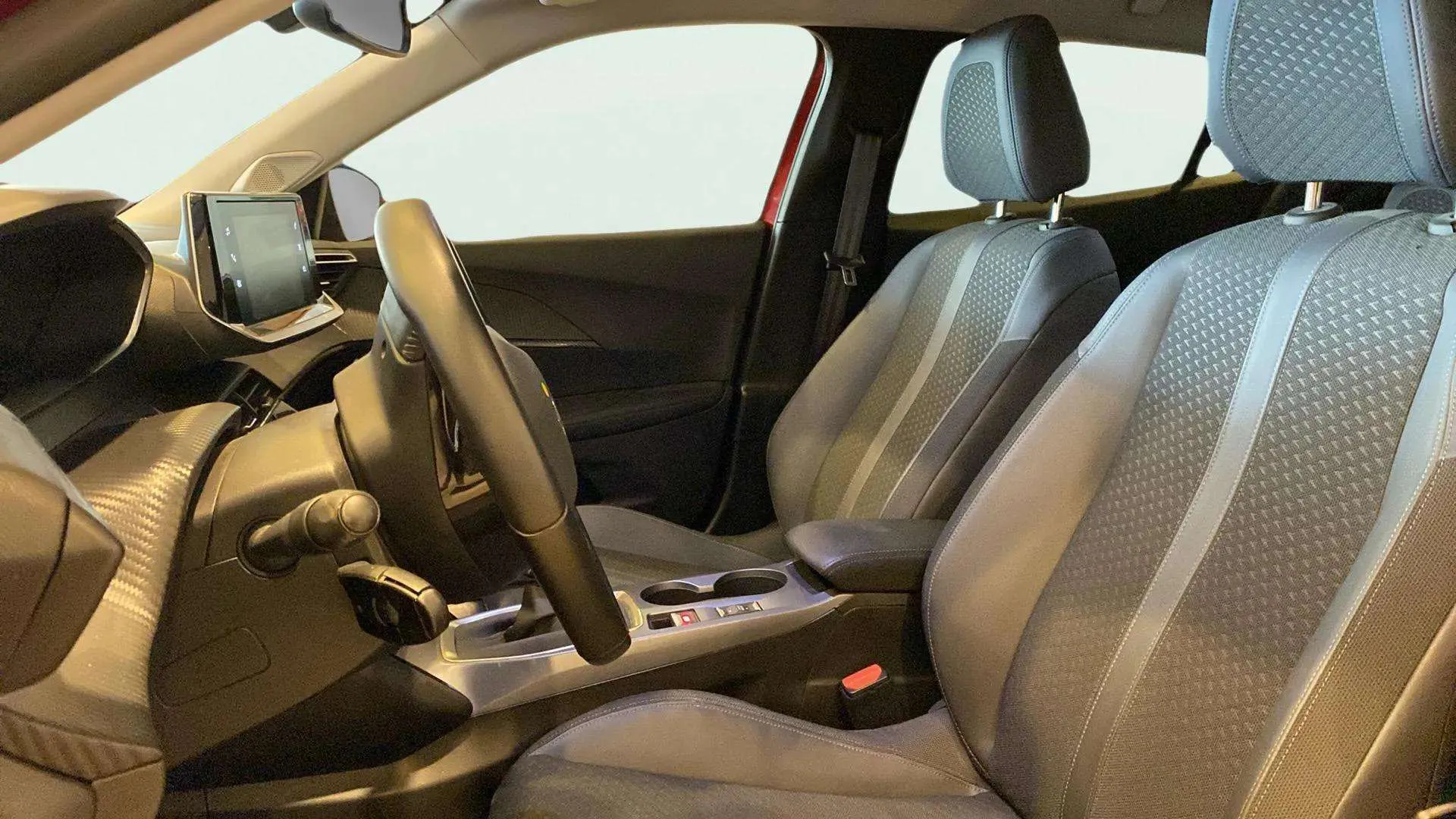 Peugeot 2008 Allure PureTech 100 BVM6 - foto 10