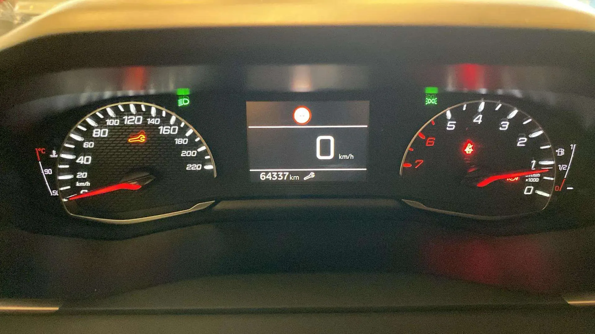 Peugeot 2008 Allure PureTech 100 BVM6 - foto 14
