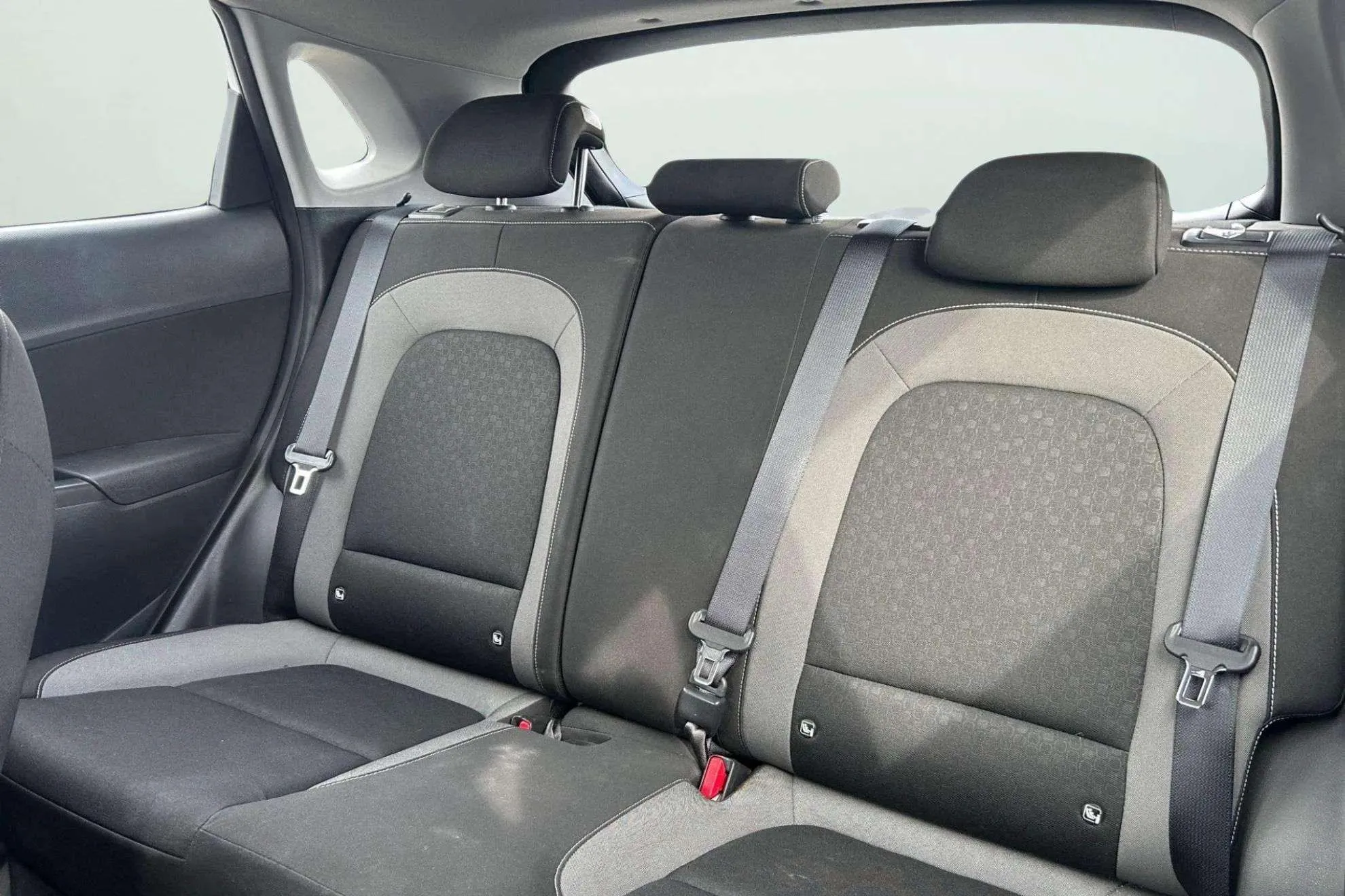 Hyundai Kona 1.6 GDI HEV Klass DCT - foto 14