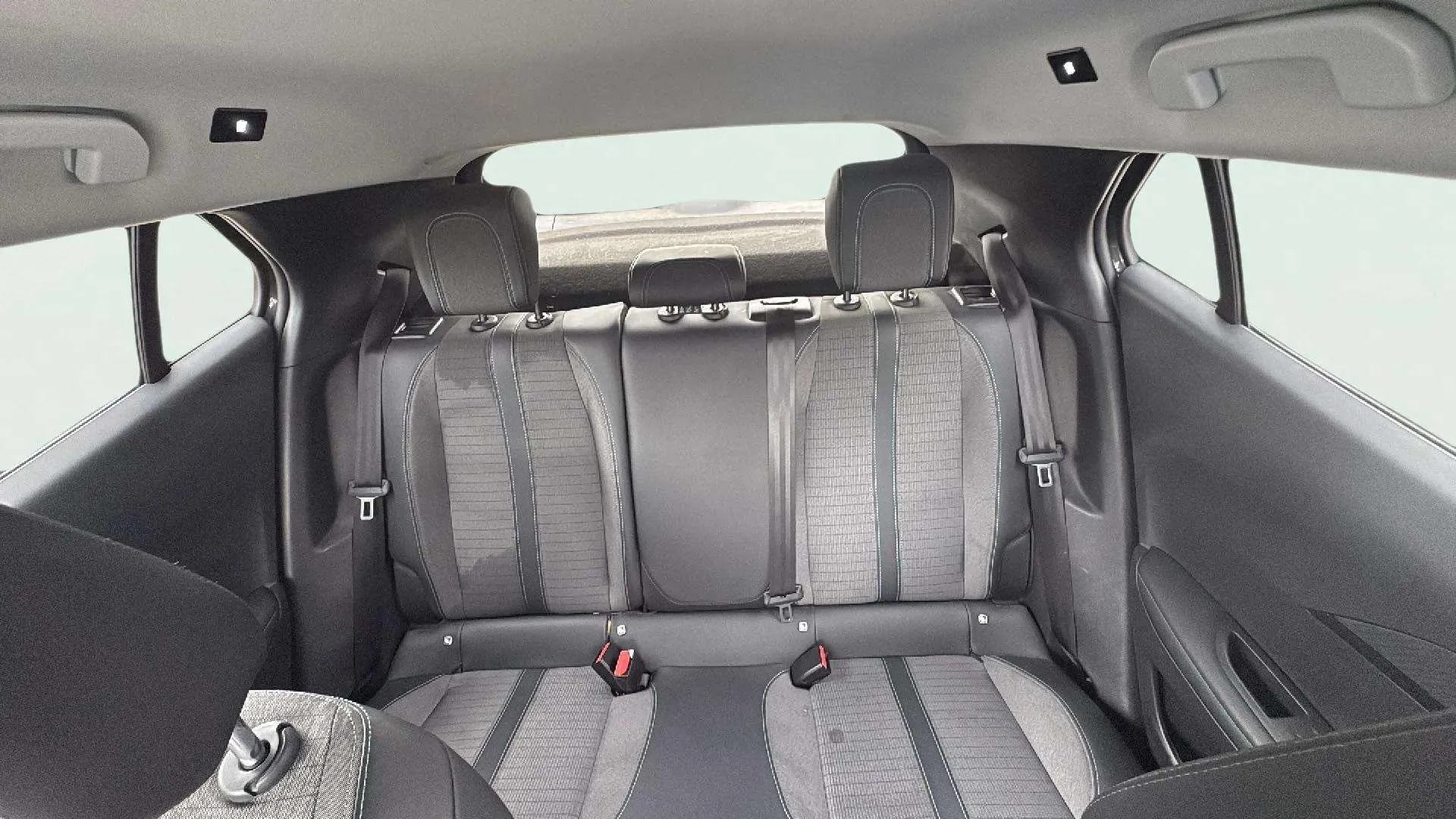 Peugeot 2008 Allure Pack PureTech 130 BVM6 - foto 15