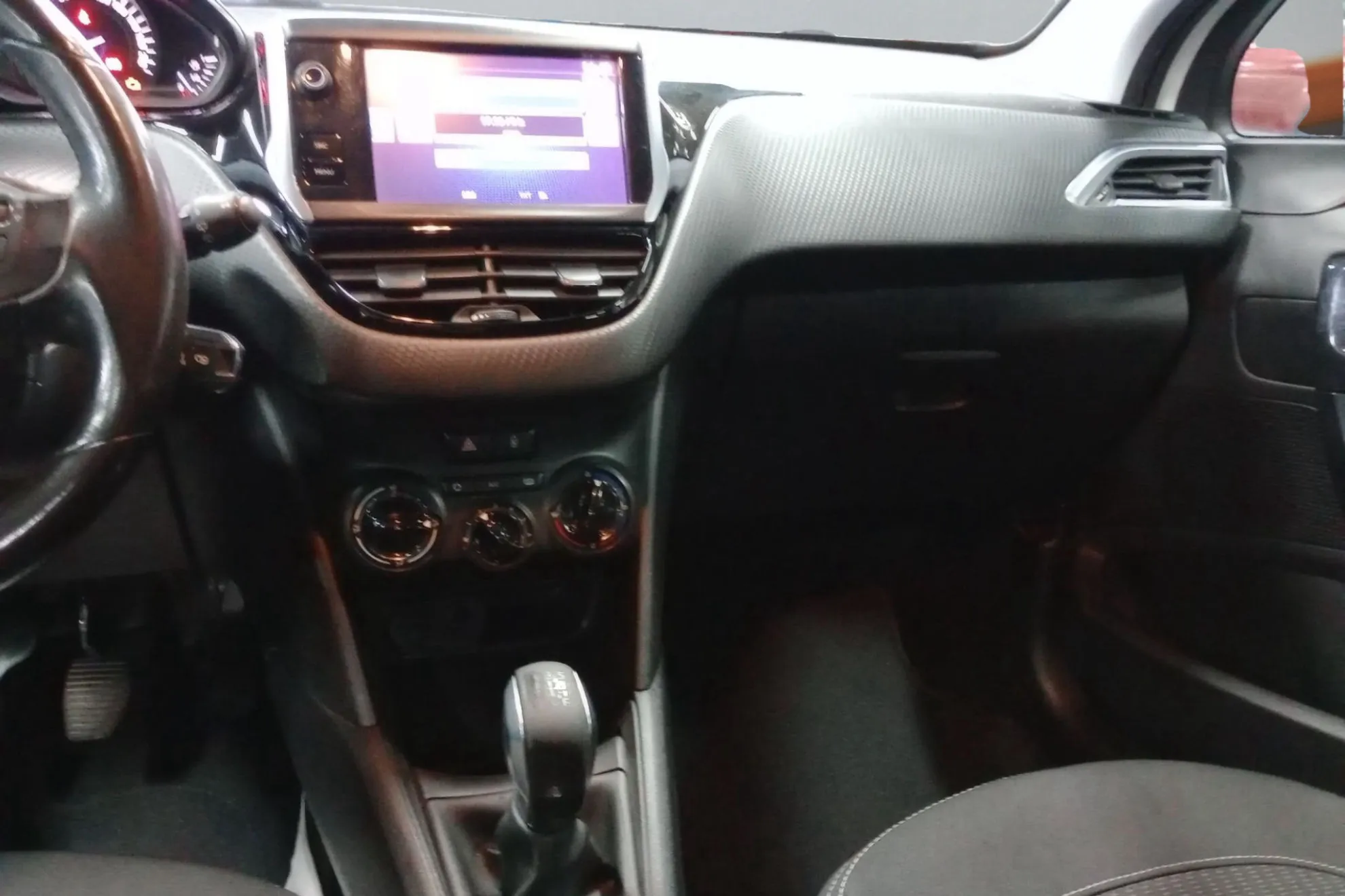 Peugeot 208 Allure 1.2L PureTech 82 - foto 14