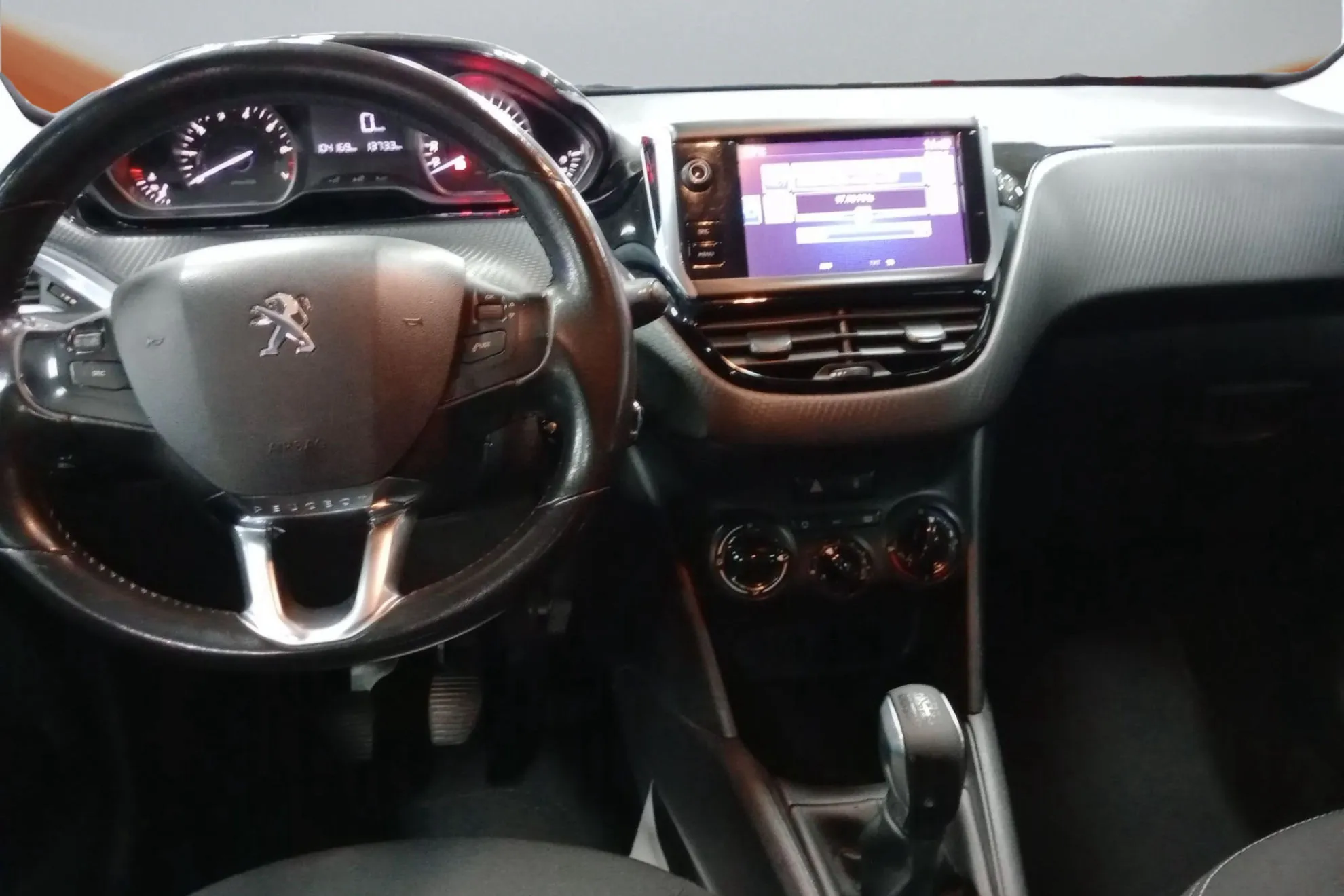 Peugeot 208 Allure 1.2L PureTech 82 - foto 13