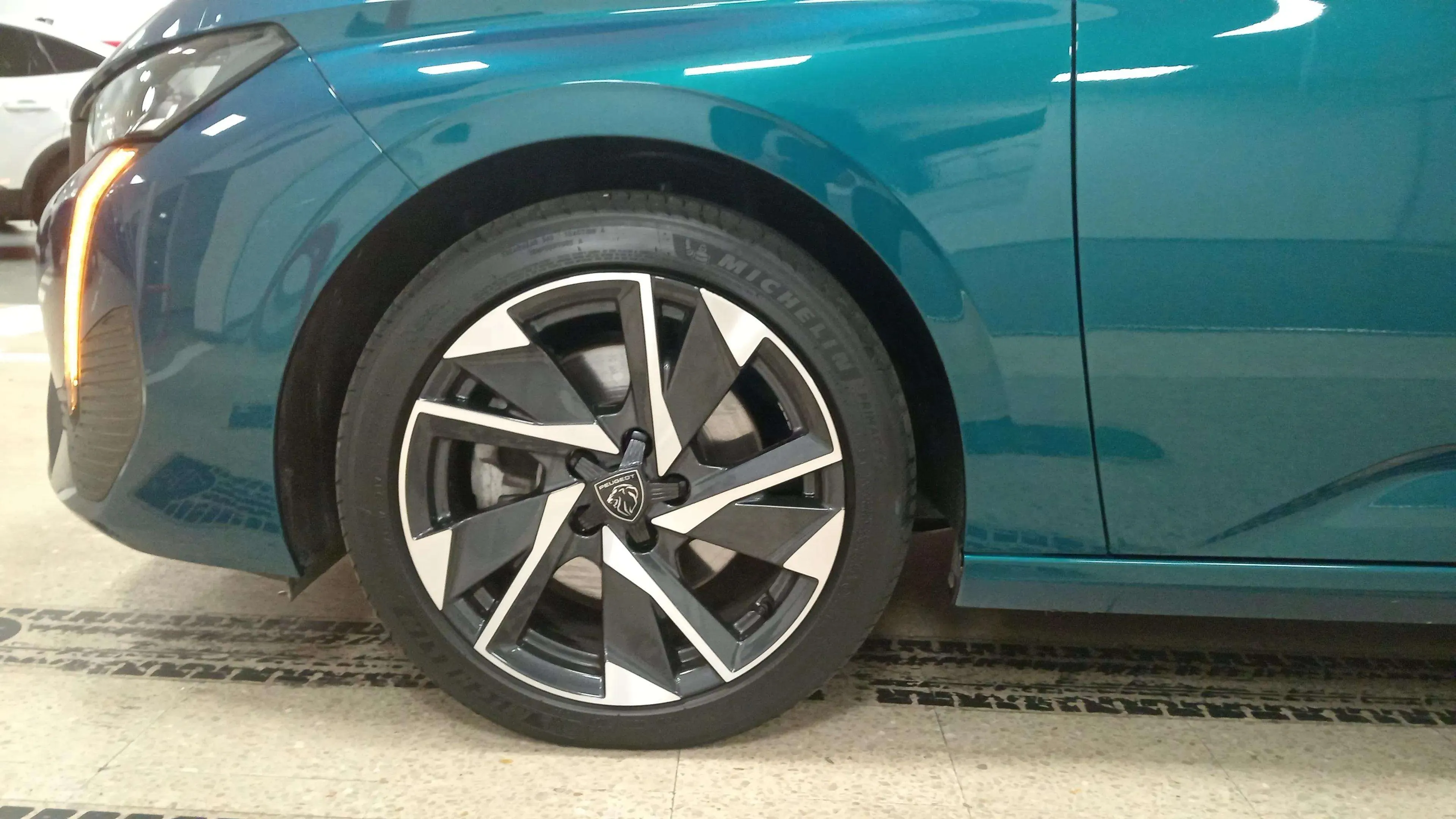 Peugeot 308 Allure BlueHDi 130 EAT8 - foto 17
