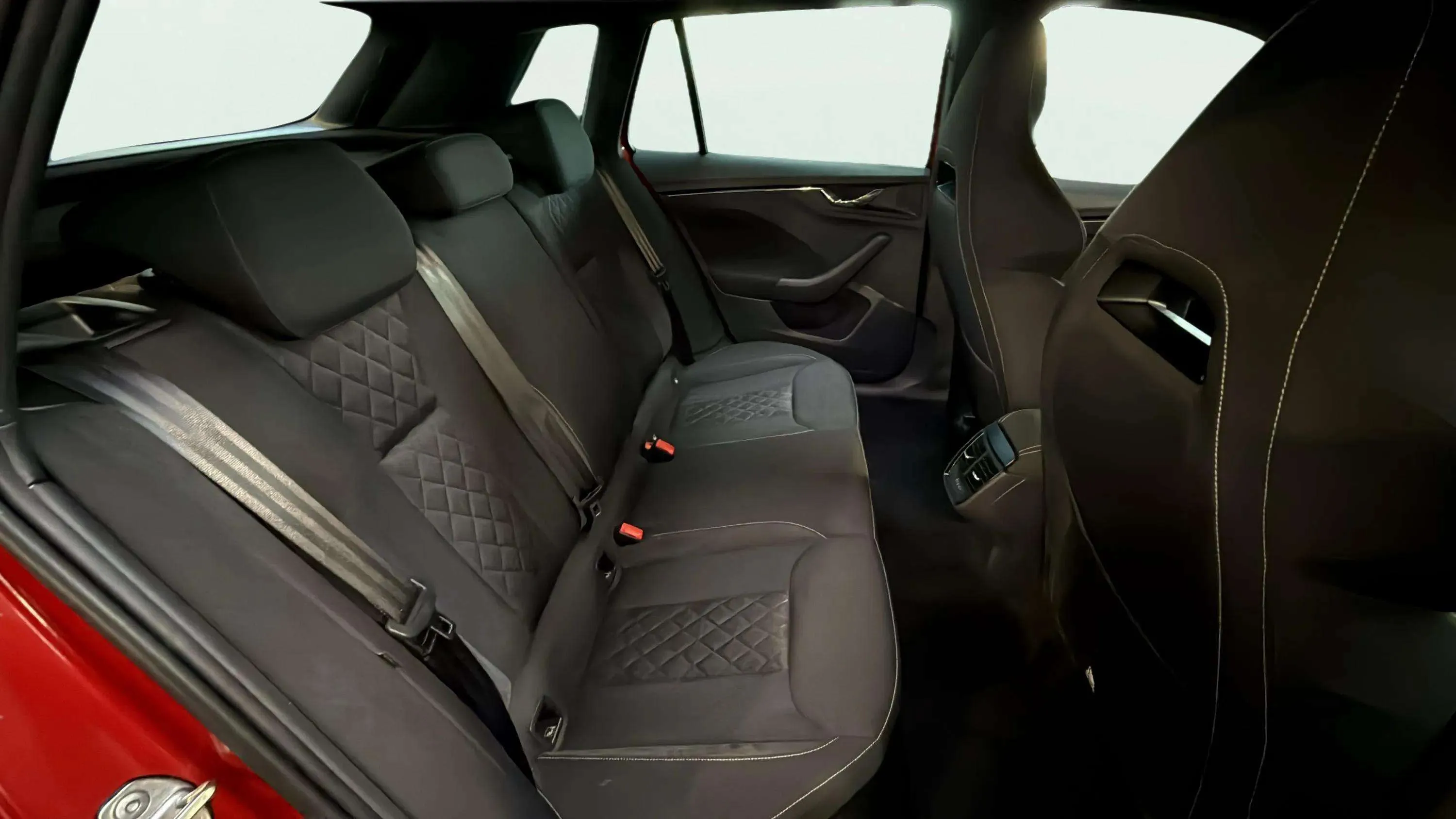Škoda Kamiq 1.6 TDI DSG Sport - foto 17