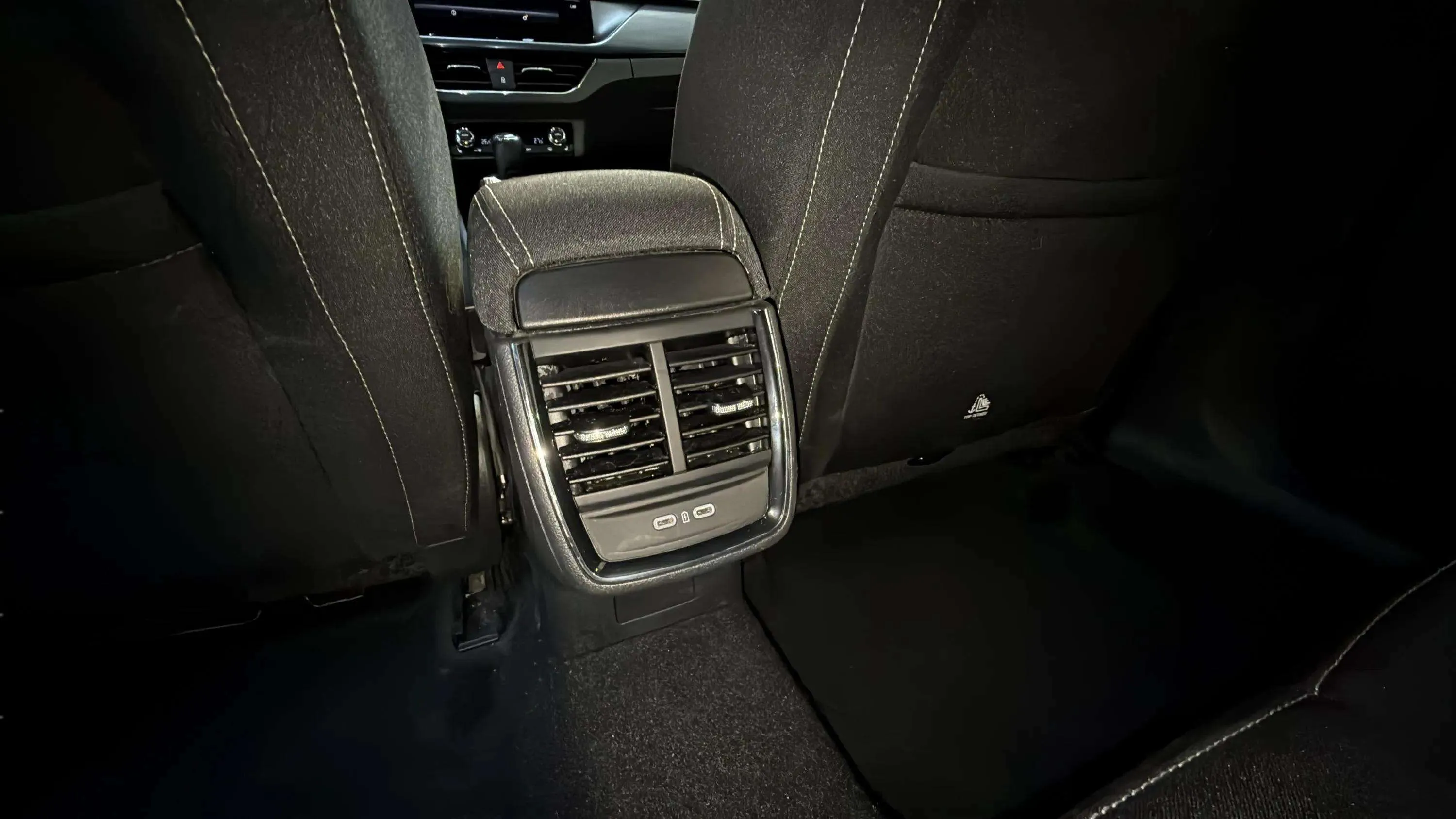Škoda Kamiq 1.6 TDI DSG Sport - foto 31