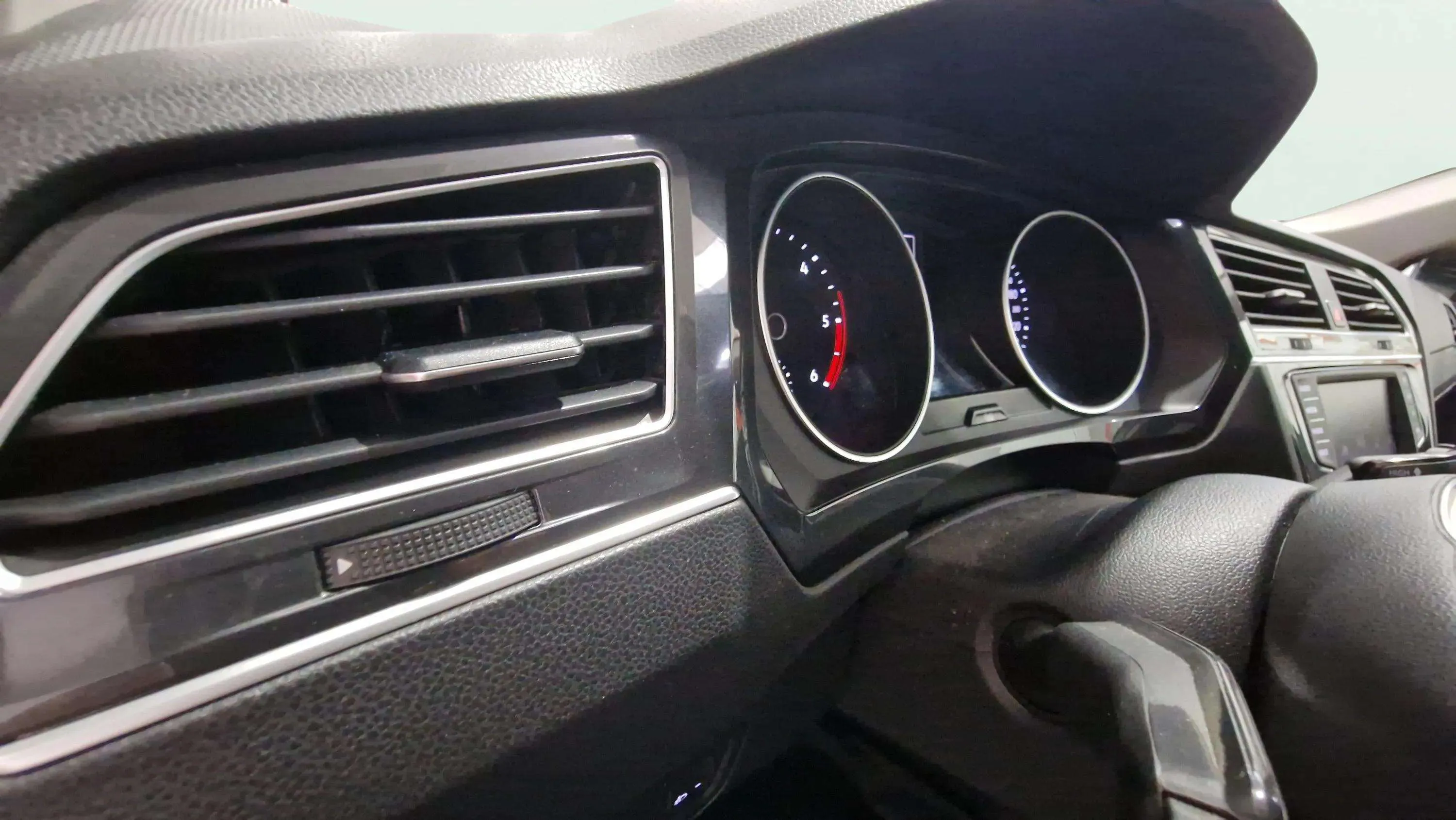 Volkswagen Tiguan Edition 2.0 TDI BMT - foto 31