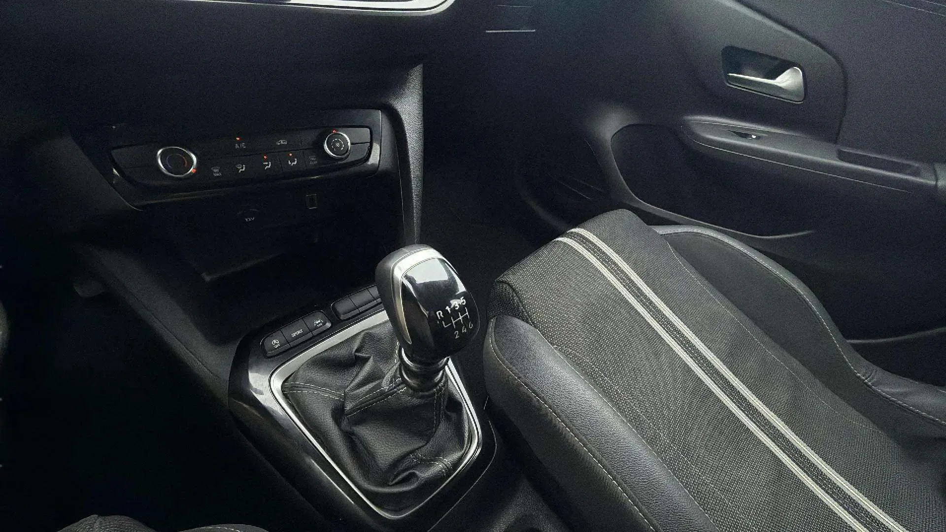Opel Corsa 1.2T XHL - foto 17