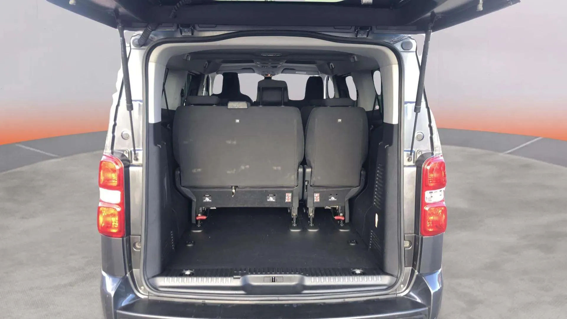 Peugeot Traveller Business VIP Long BlueHDi 180 EAT8 - foto 15