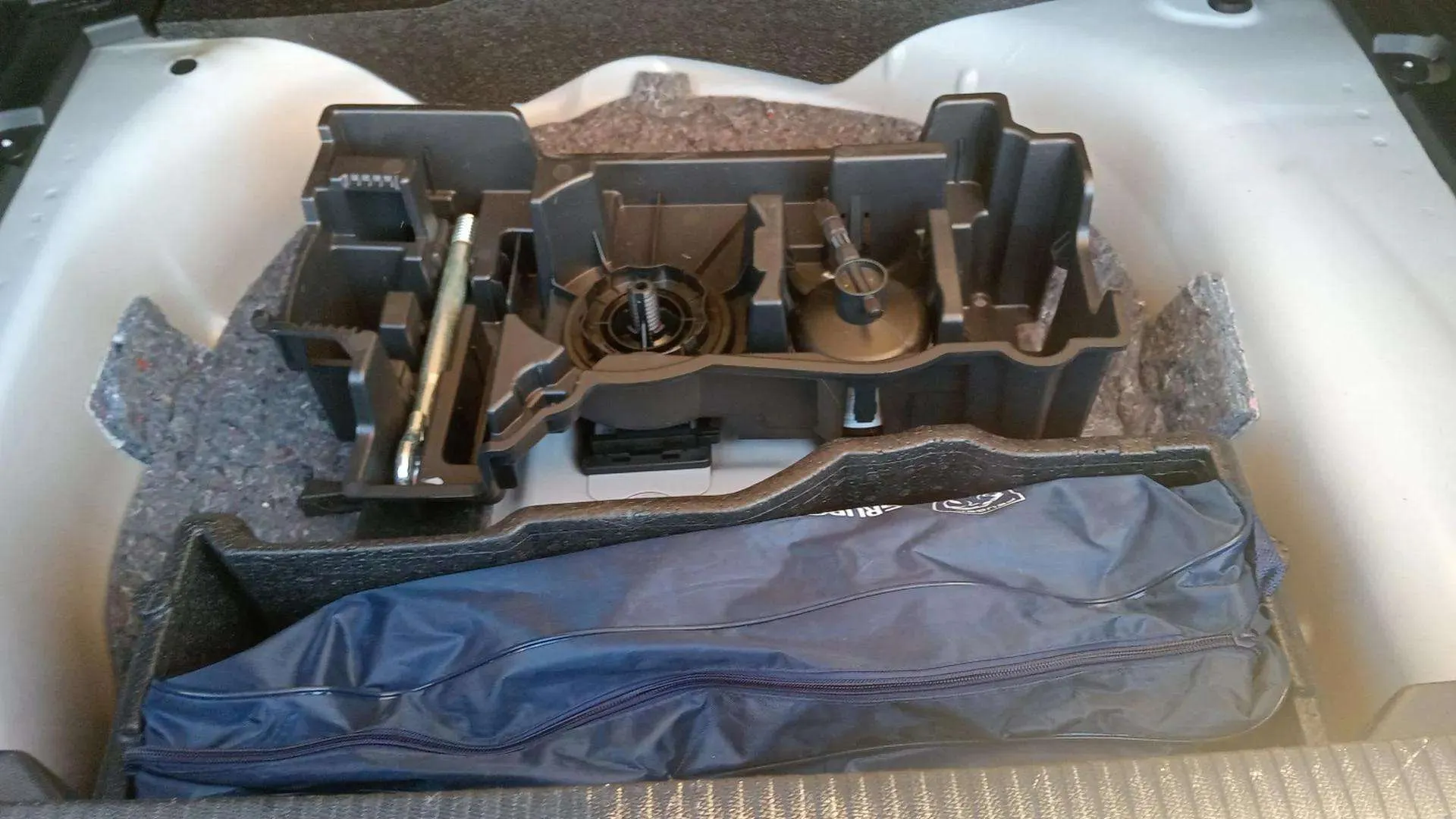 Peugeot 2008 Active PureTech 100 BVM6 - foto 22