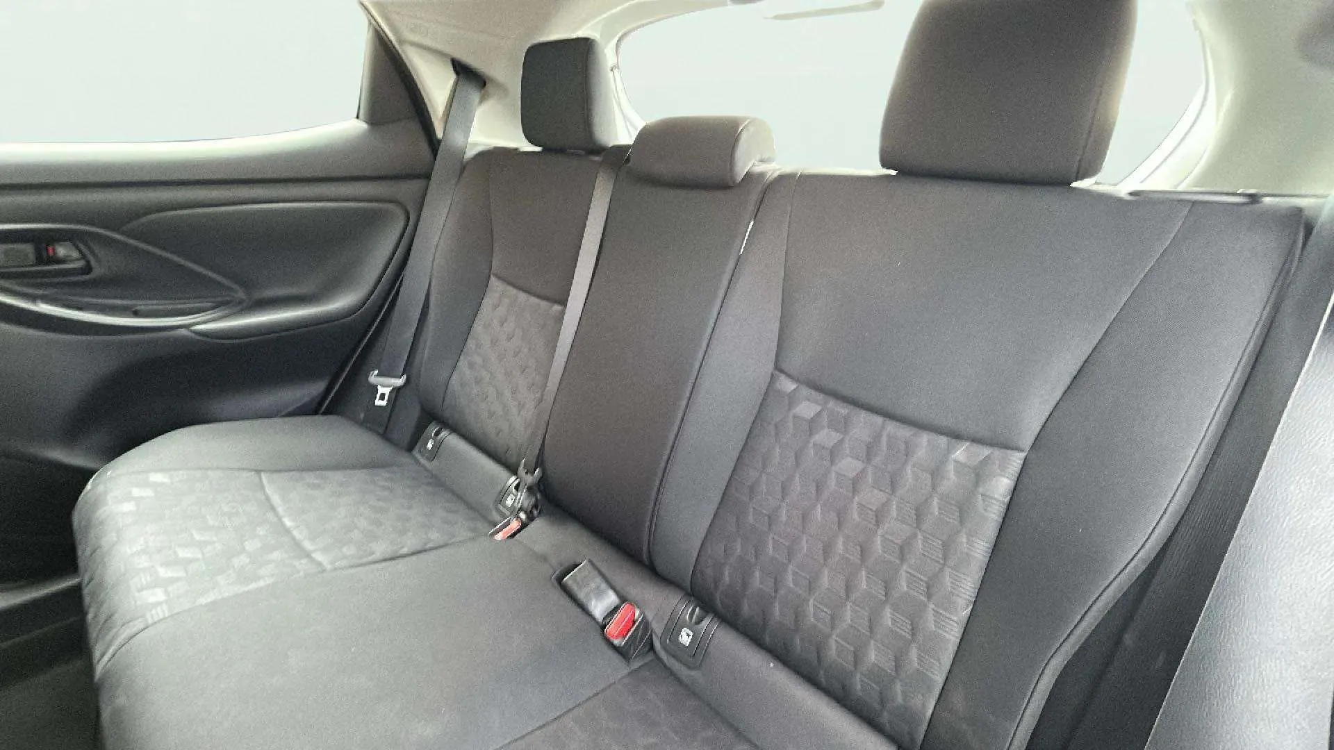 Toyota Yaris 1.5 120H Business Plus - foto 21