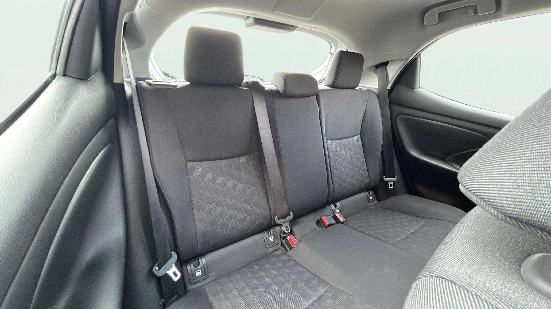 Toyota Yaris 1.5 120H Business Plus - foto 19