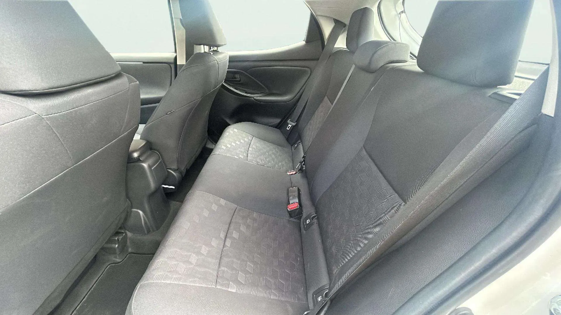 Toyota Yaris 1.5 120H Business Plus - foto 9