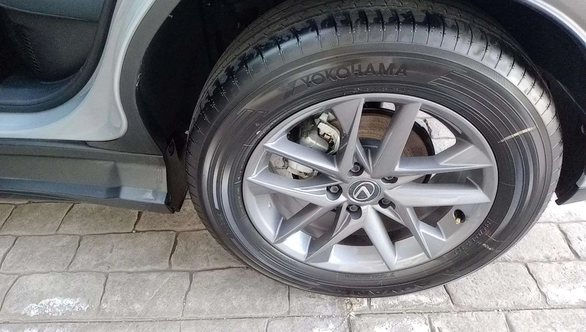 Lexus LBX 1.5 HEV - foto 17