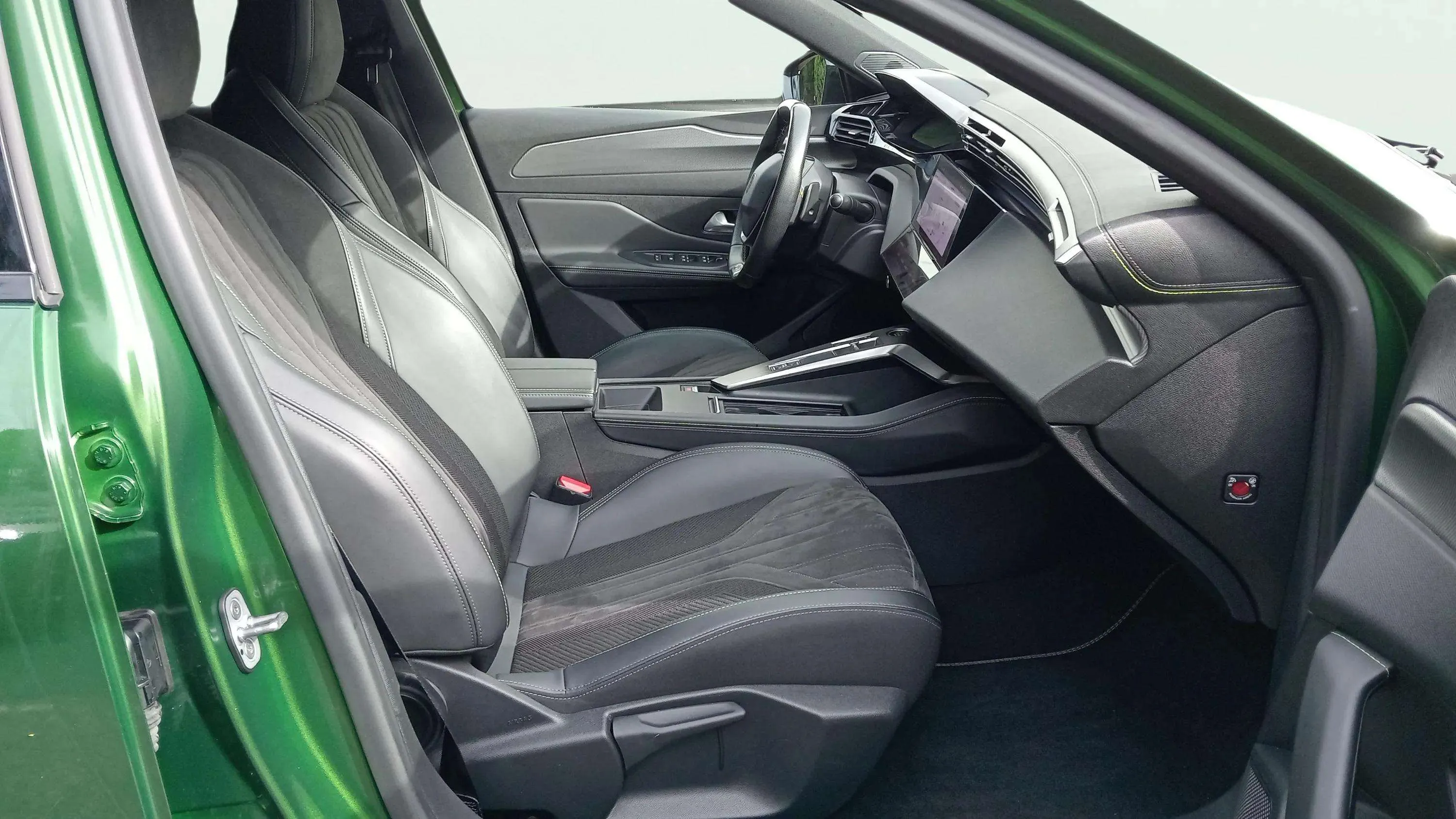 Peugeot 308 SW GT Hybrid 180 eEAT8 - foto 17