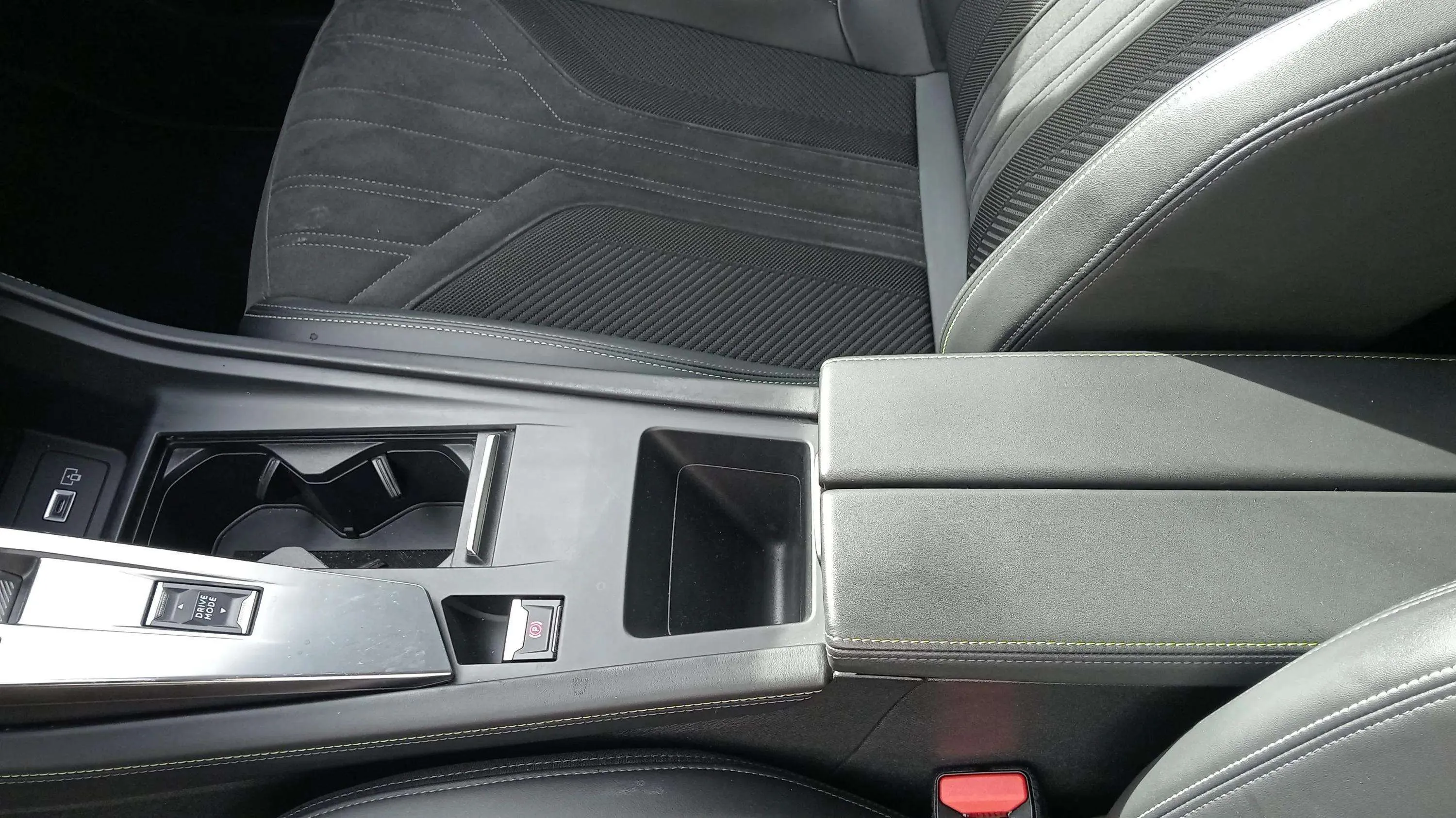 Peugeot 308 SW GT Hybrid 180 eEAT8 - foto 24