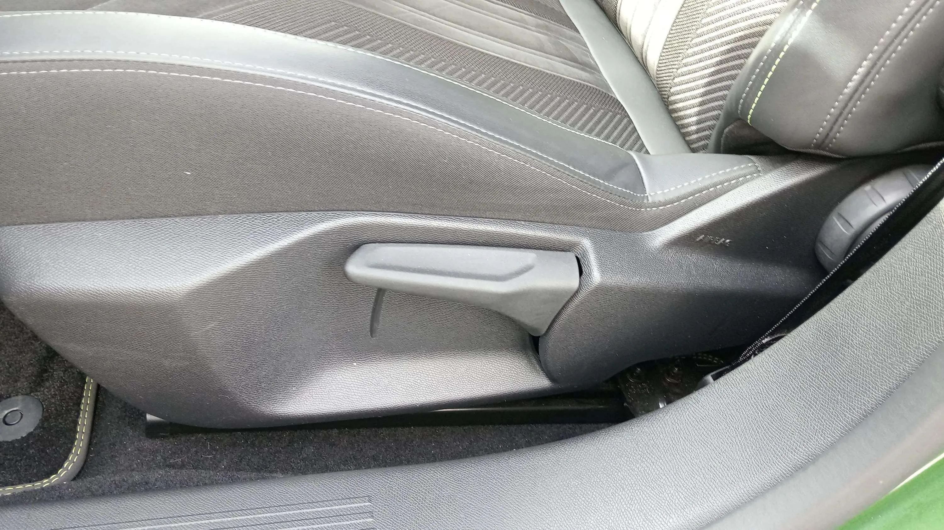 Peugeot 308 SW GT Hybrid 180 eEAT8 - foto 23