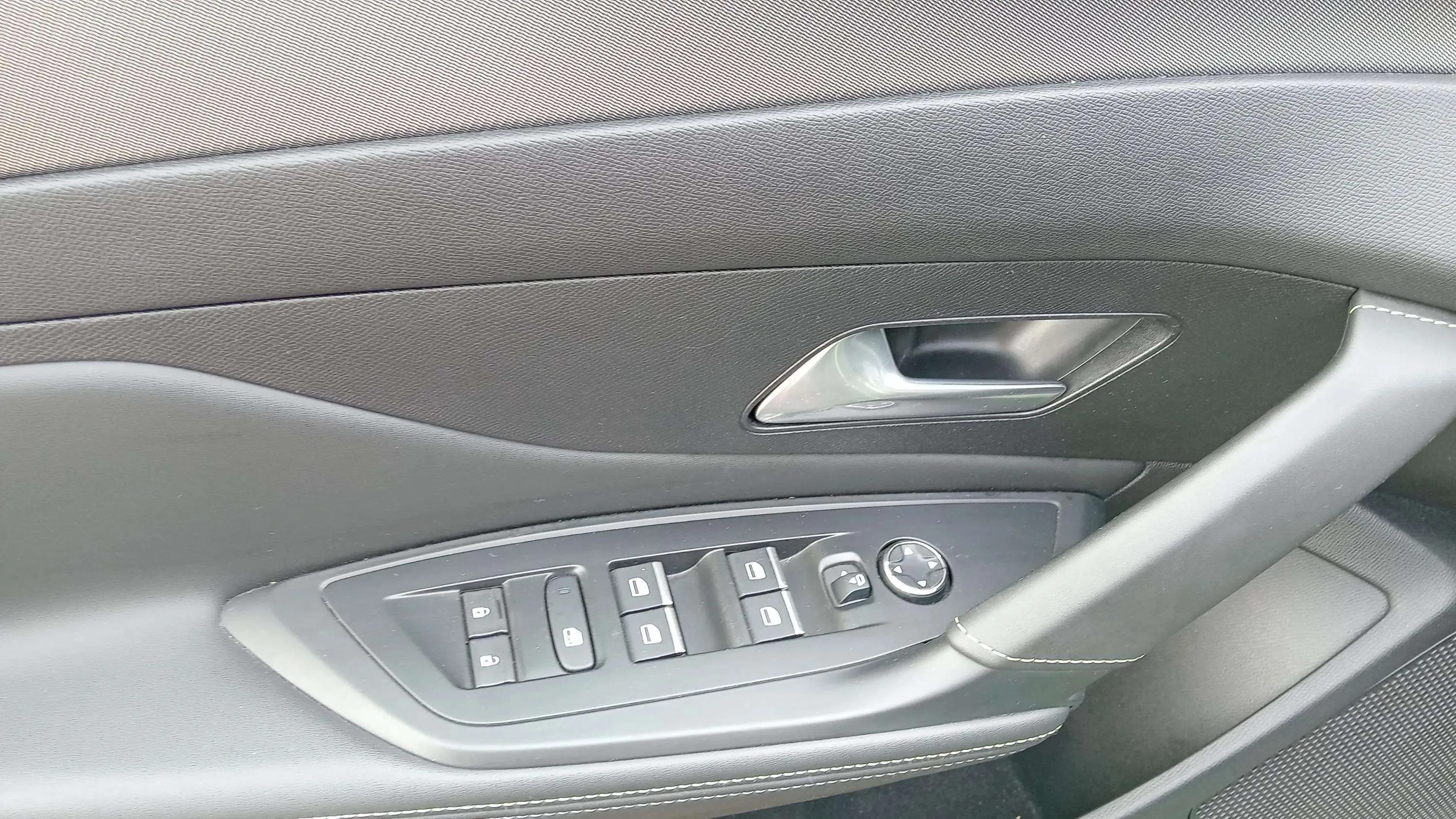 Peugeot 308 SW GT Hybrid 180 eEAT8 - foto 22