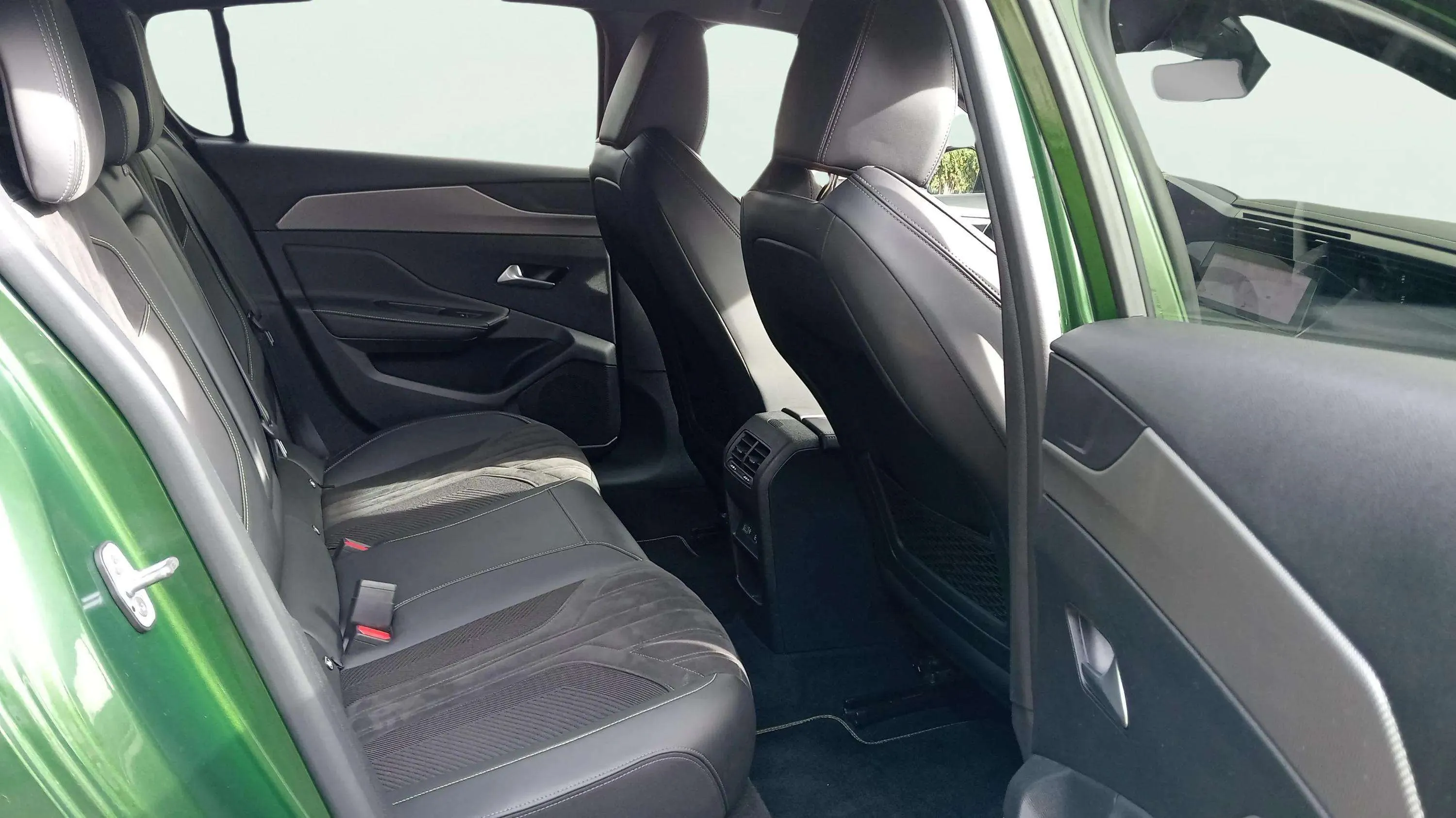Peugeot 308 SW GT Hybrid 180 eEAT8 - foto 18