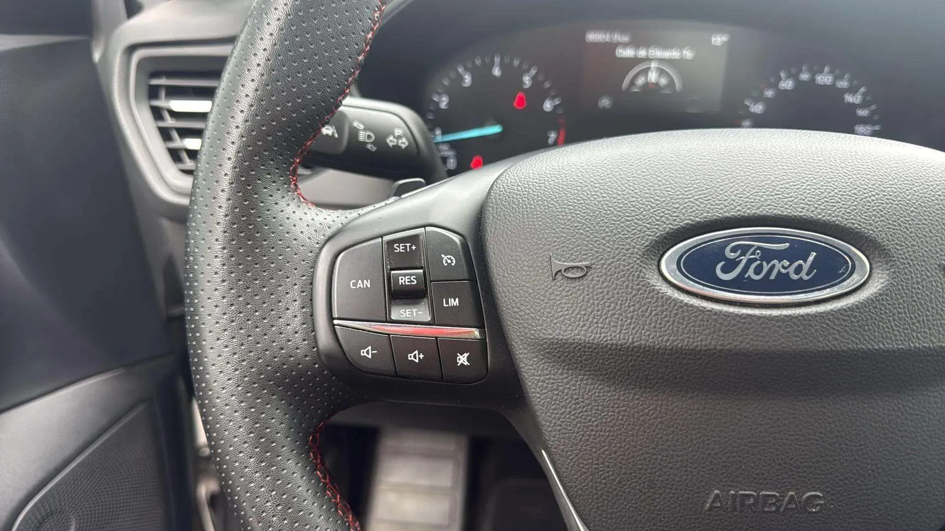 Ford Focus 1.0 EcoBoost MHEV ST-Line - foto 19