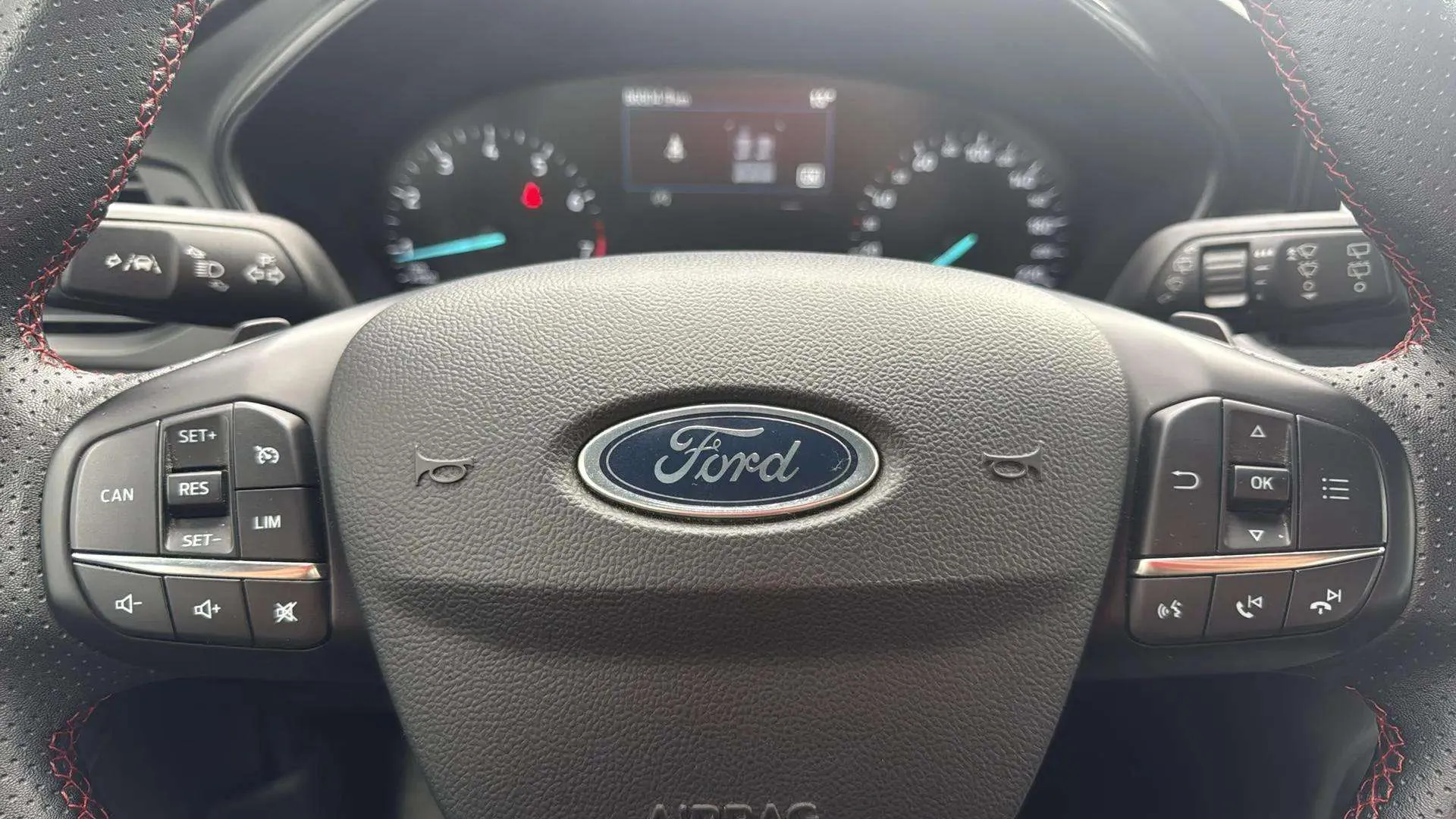 Ford Focus 1.0 EcoBoost MHEV ST-Line - foto 23