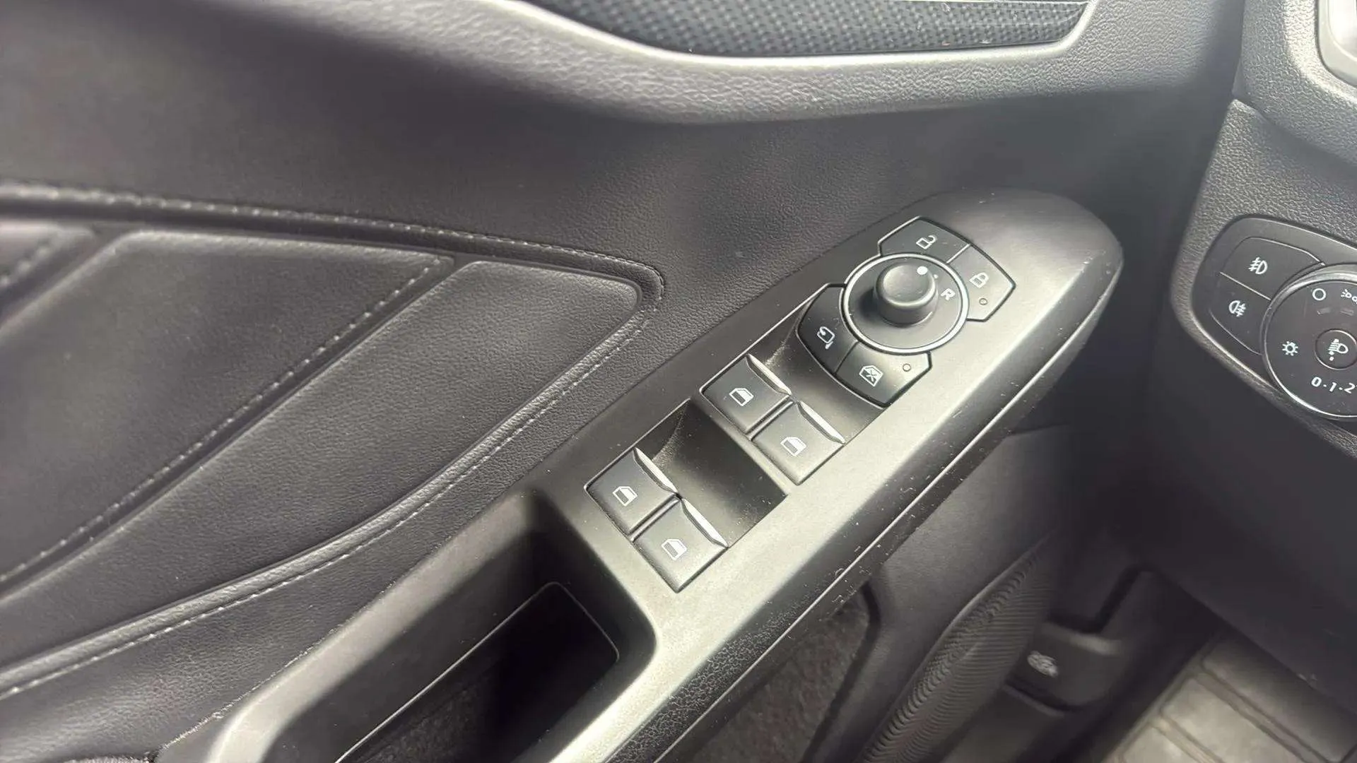 Ford Focus 1.0 EcoBoost MHEV ST-Line - foto 22