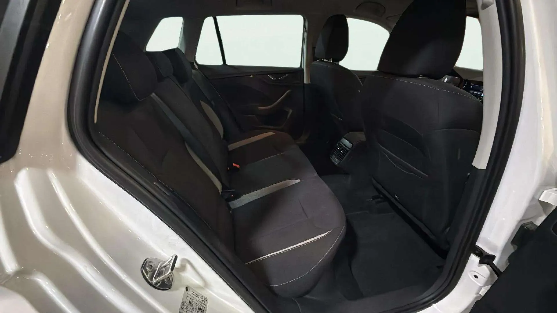 Škoda Kamiq 1.0 TSI DSG Selection - foto 14