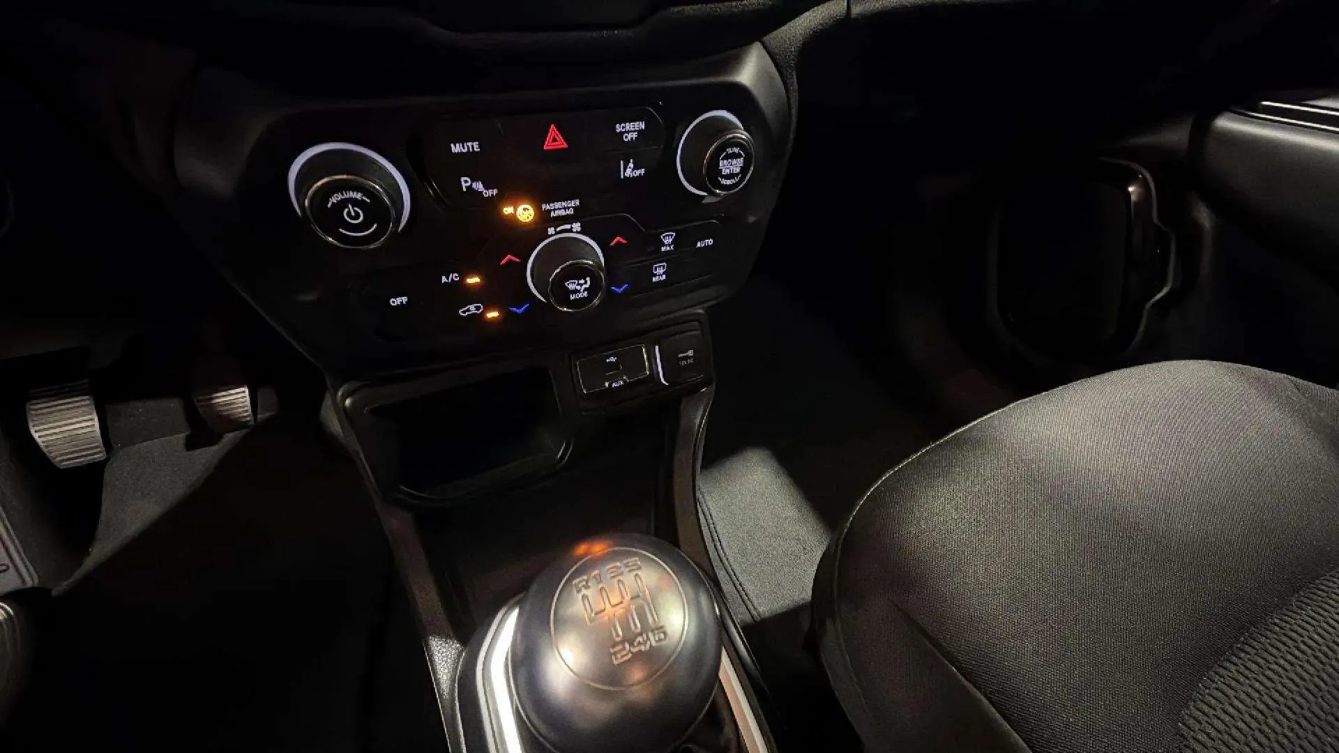 Jeep Renegade Limited 1.0G 120MT6 4x2 - foto 16