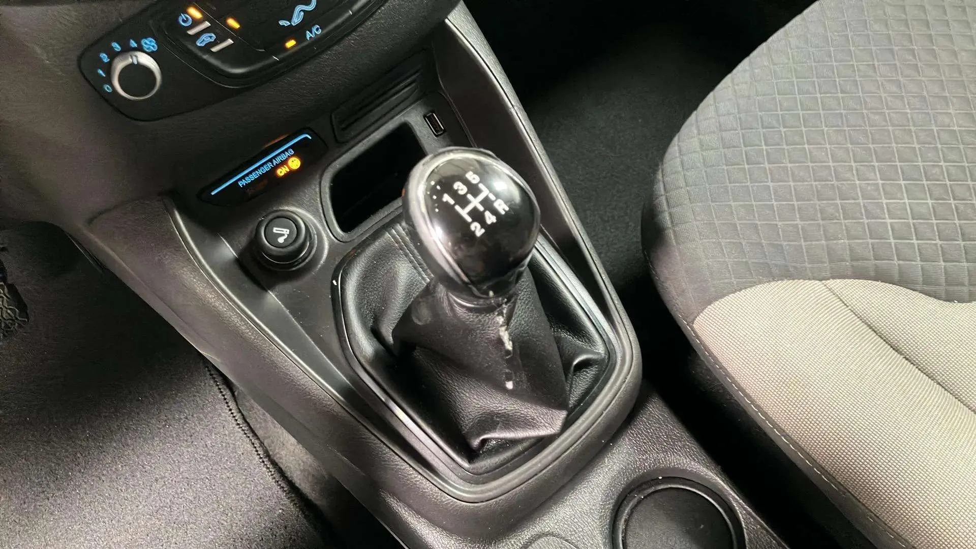 Ford Tourneo Courier 1.0 EcoBoost Ambiente - foto 17
